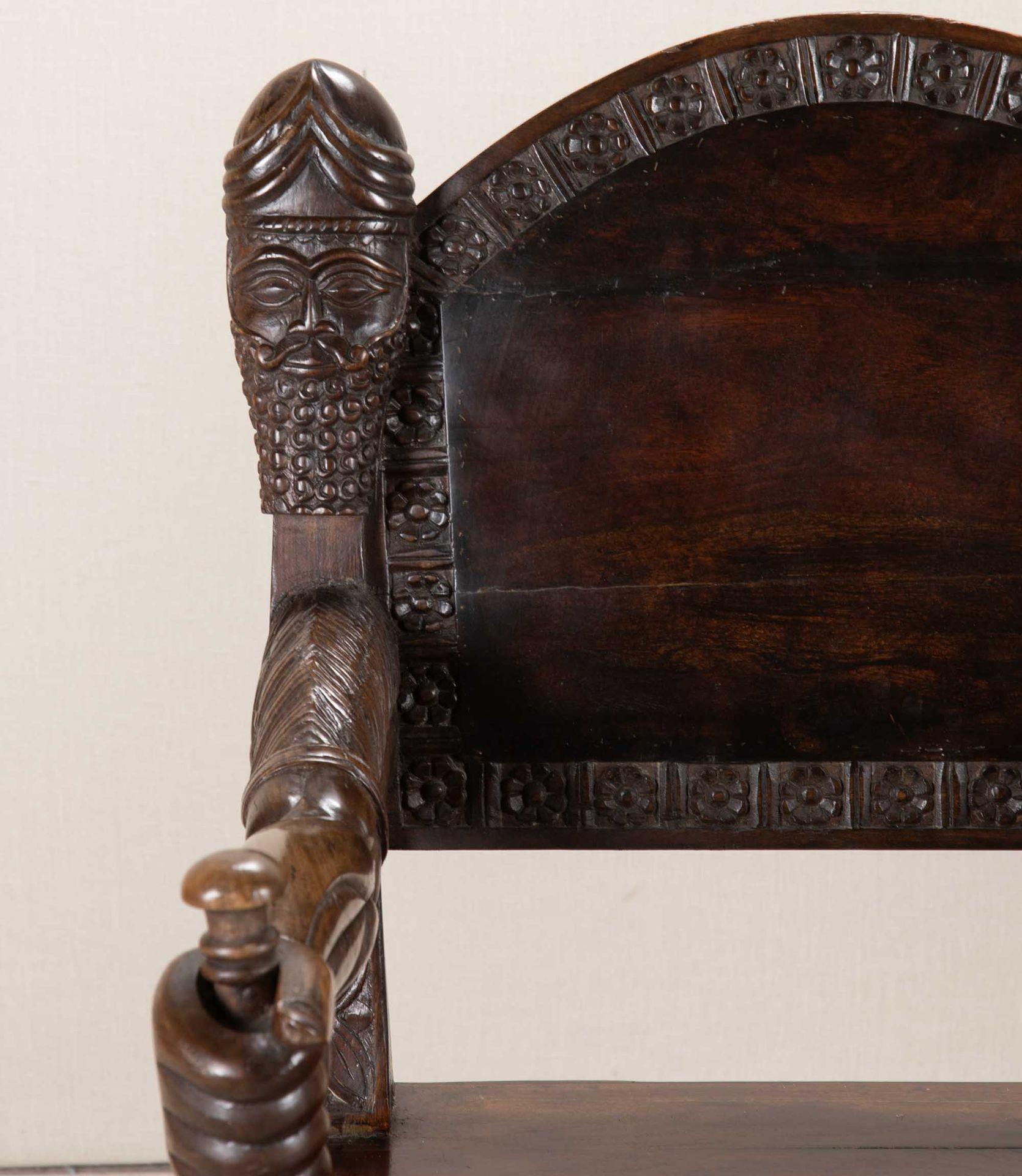 Sculpté Paire de fauteuils ouverts sculptés anglo-indiens du 20e siècle en vente