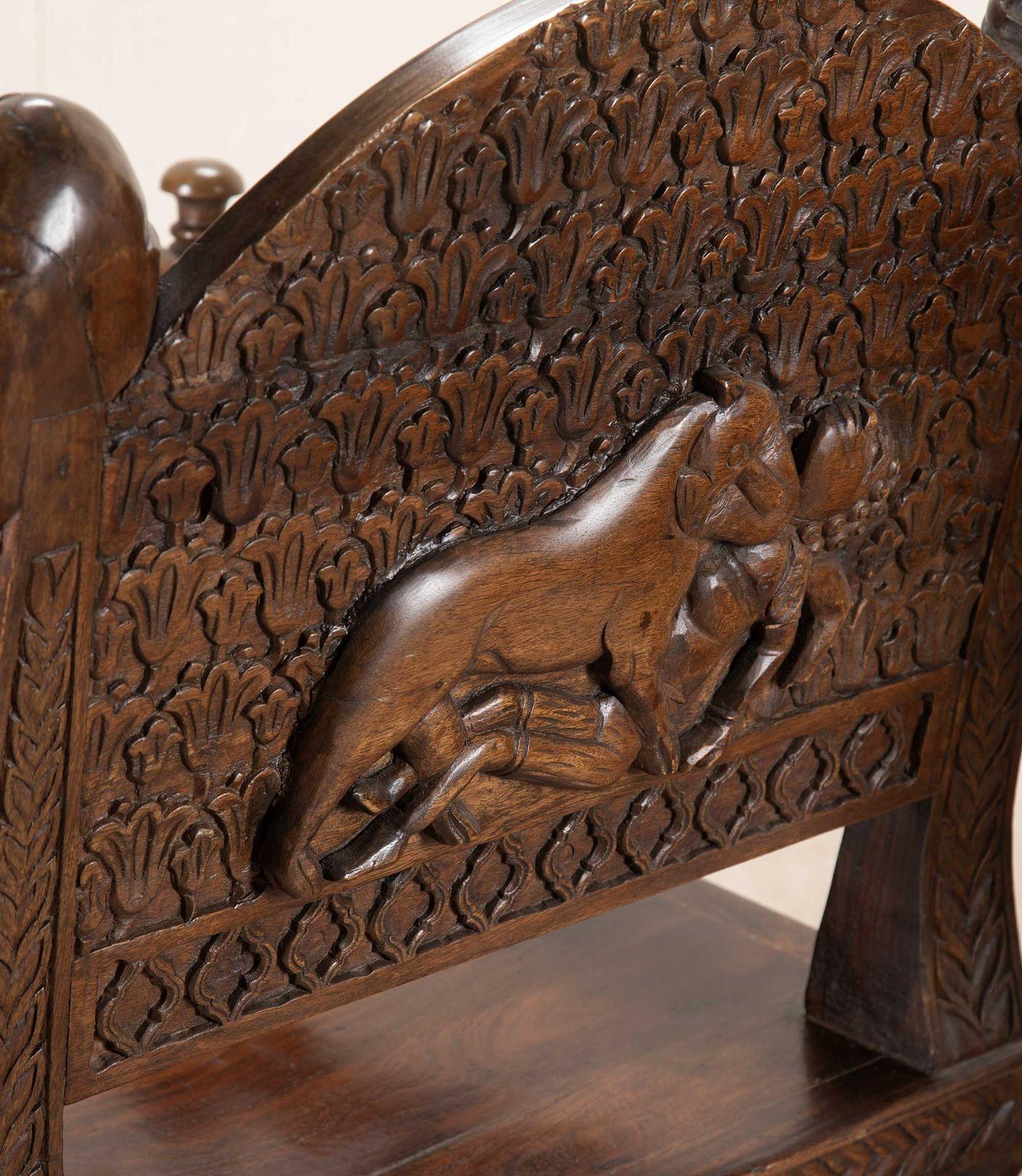 Paire de fauteuils ouverts sculptés anglo-indiens du 20e siècle Bon état - En vente à Gloucestershire, GB