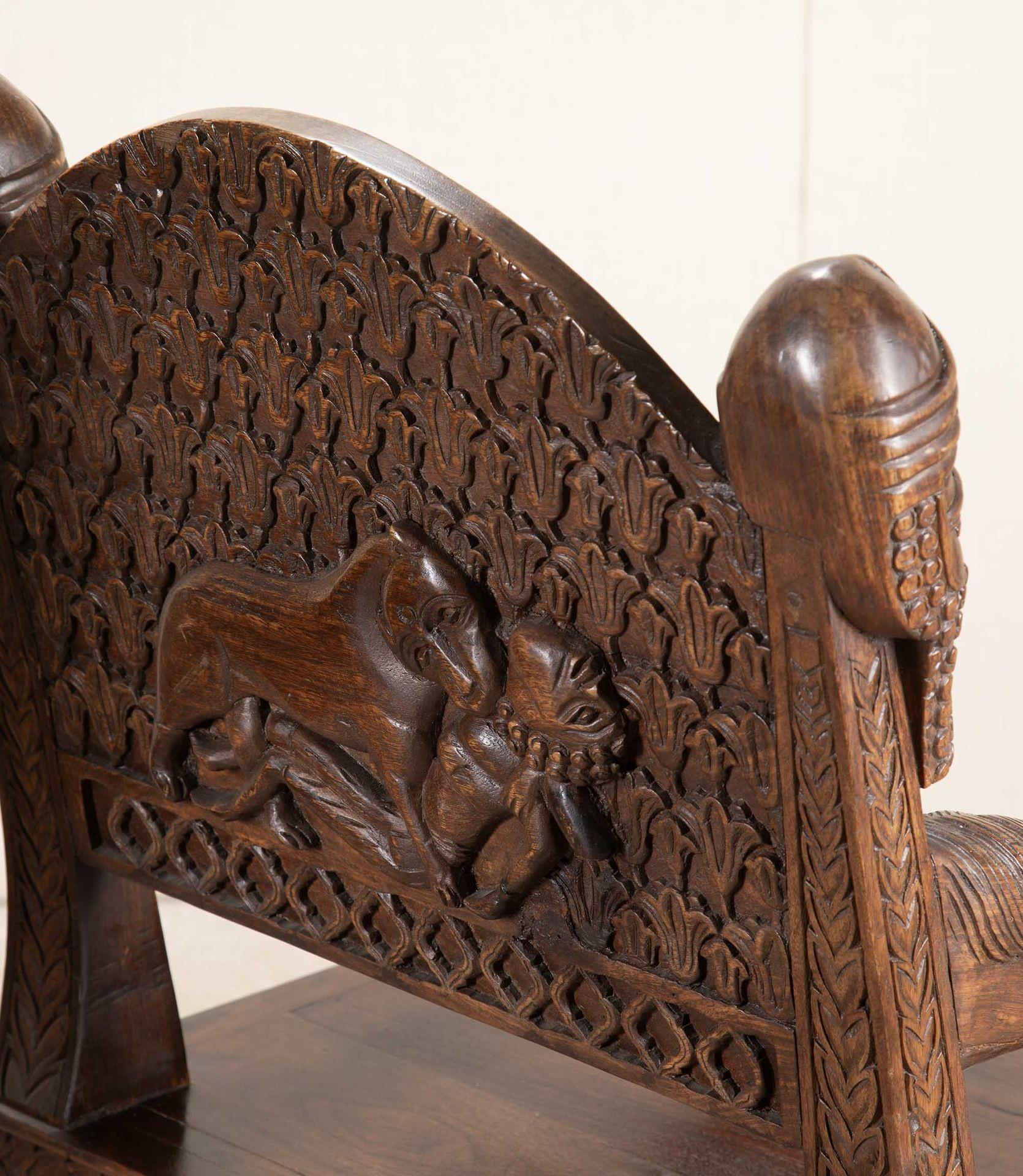 20ième siècle Paire de fauteuils ouverts sculptés anglo-indiens du 20e siècle en vente