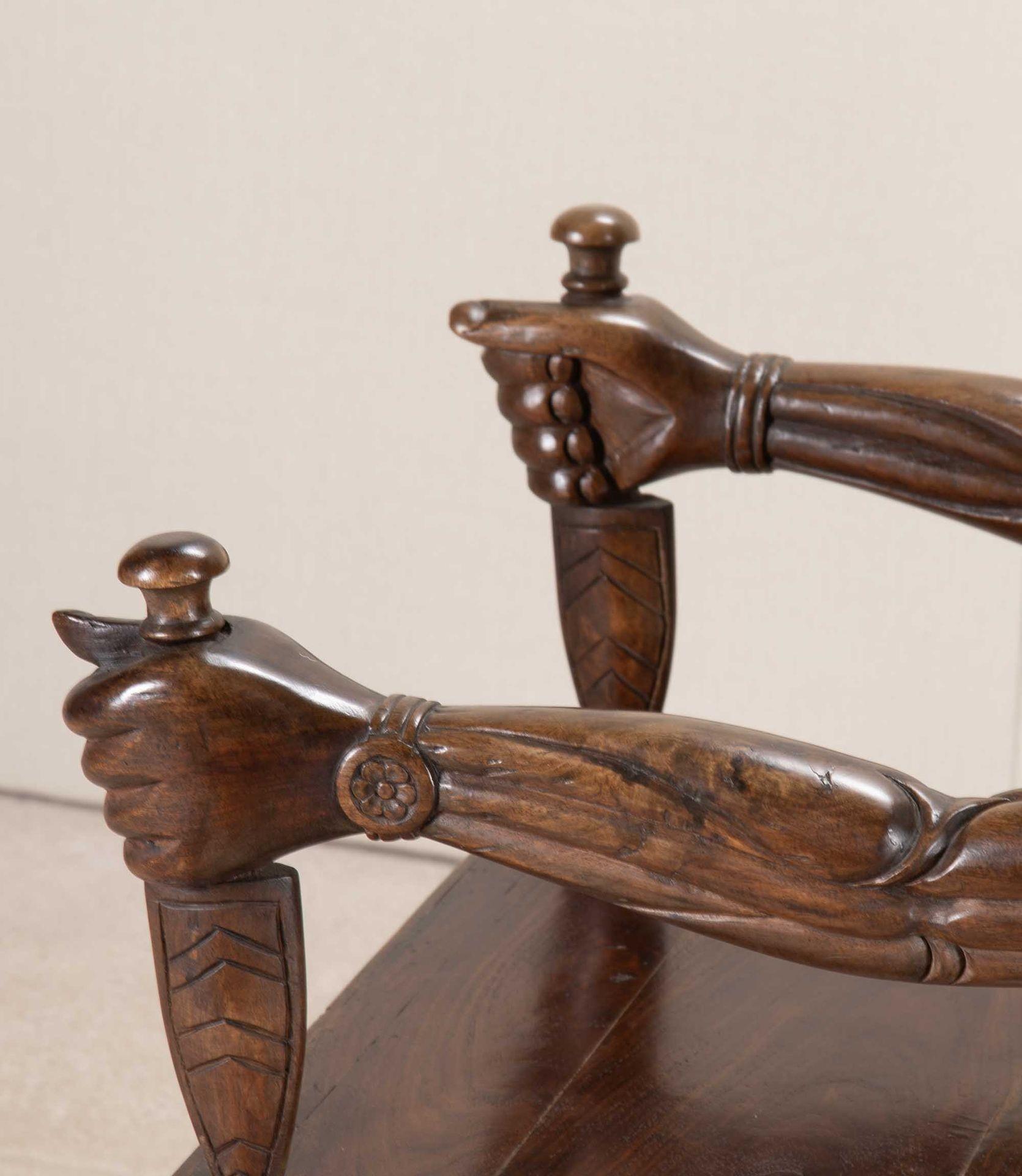 Bois Paire de fauteuils ouverts sculptés anglo-indiens du 20e siècle en vente