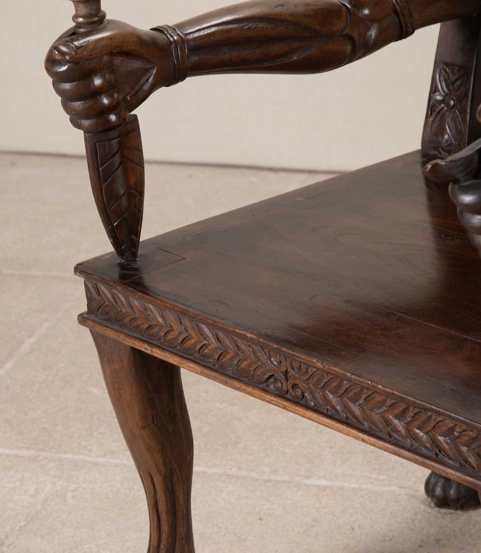 Paire de fauteuils ouverts sculptés anglo-indiens du 20e siècle en vente 1