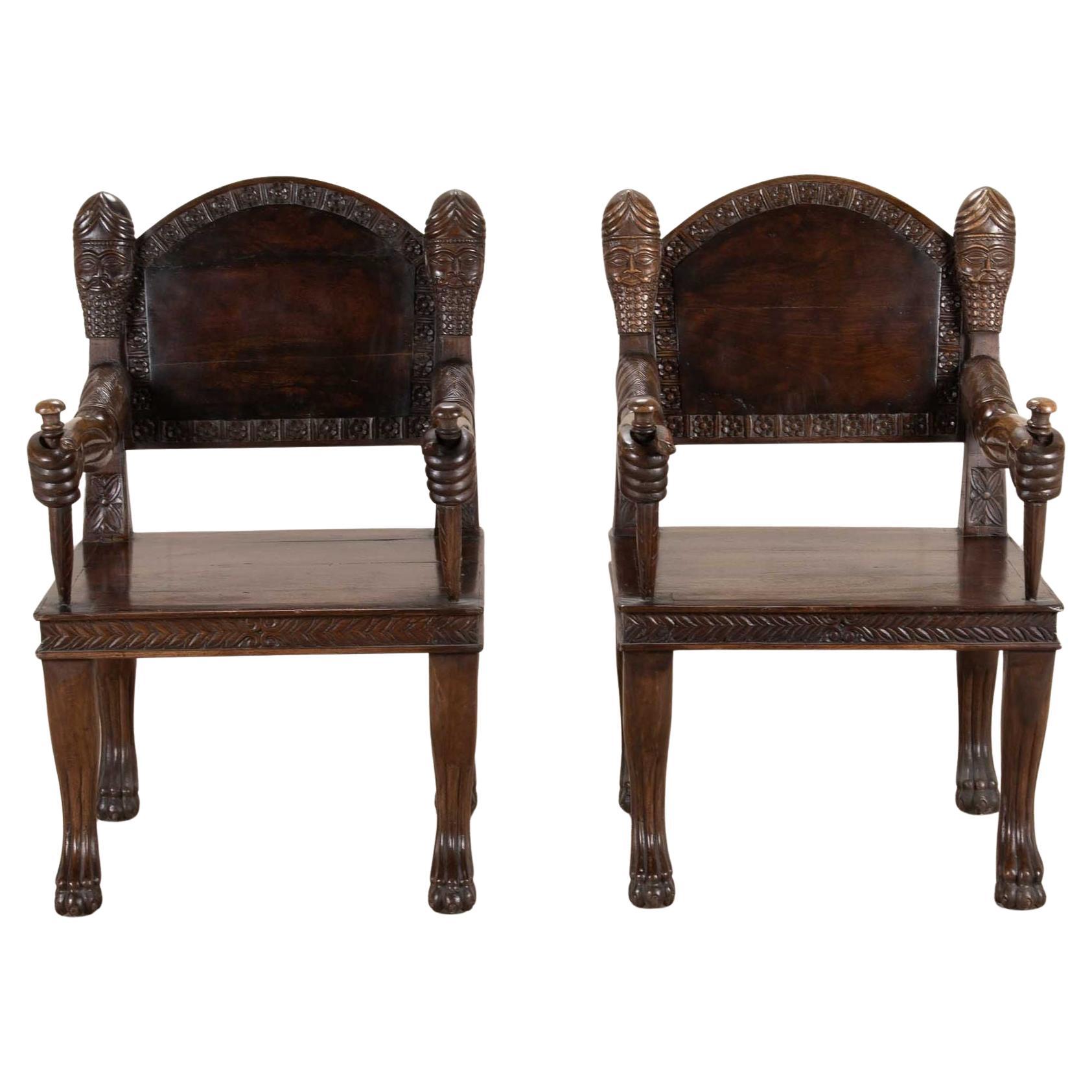 Paire de fauteuils ouverts sculptés anglo-indiens du 20e siècle