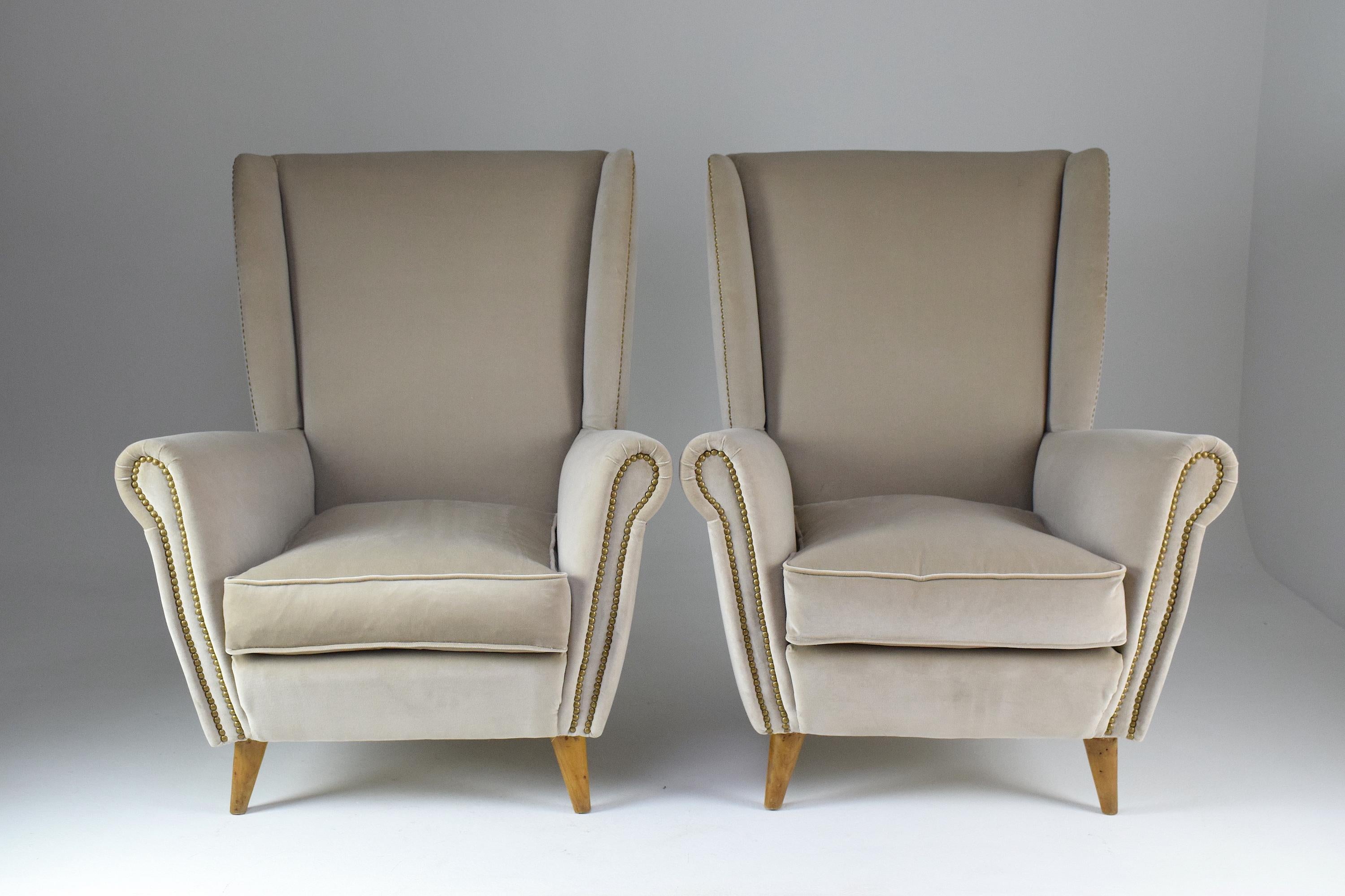 Set of two Italian design classic armchairs or lounge chairs by iconic designer Gio Ponti from the 1940s. In fully restored condition, with new padding, beige/ light brown velvet upholstery, and nailhead trim.

-----

We are an exhibition space and