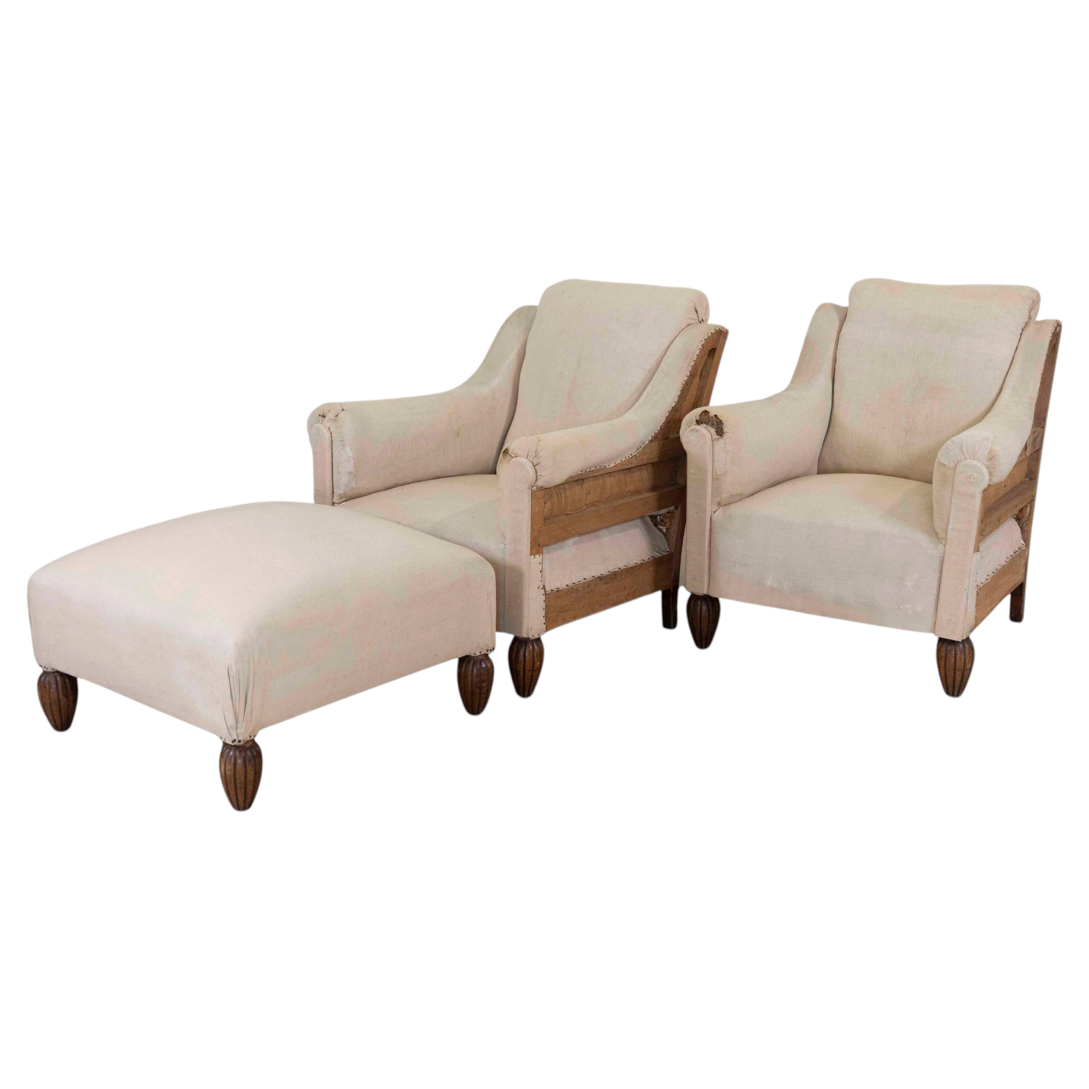 Par de sillones de club Art Déco del siglo XX con taburete a juego, para retapizar