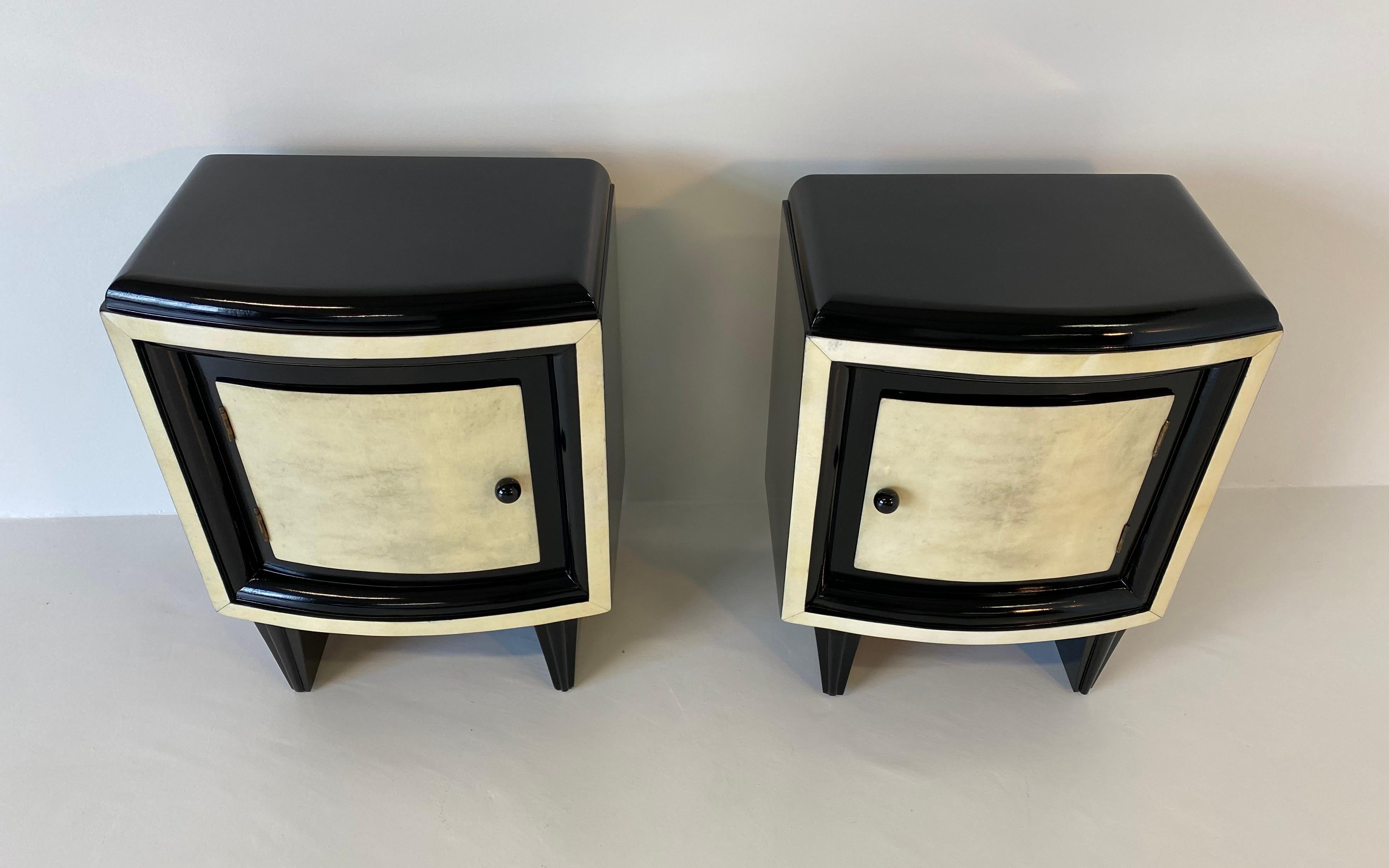 This pair of Art Deco nightstand was produced in Italy in the 1930s. 
The doors and profiles are made from parchment while the structure is black lacquered wood.
Completely restored.