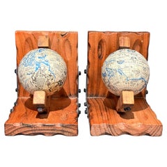 Ein Paar „Atlas Globe“-Buchstützen aus dem 20. Jahrhundert – dekorative Buchstützen aus Metall und Holz