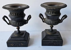 Pareja de repisas de chimenea de pizarra y bronce pintadas de negro del siglo XX