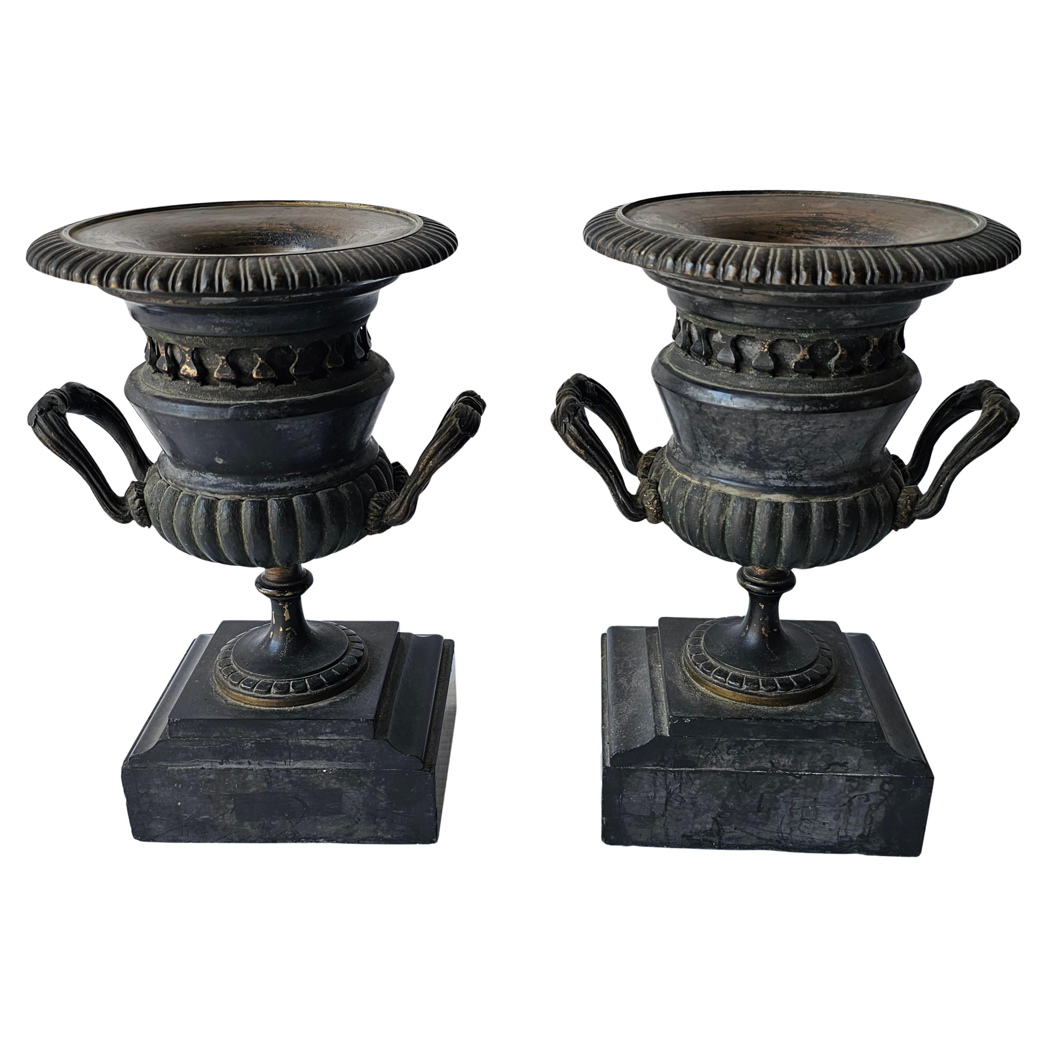 Pareja de repisas de chimenea de pizarra y bronce pintadas de negro del siglo XX
