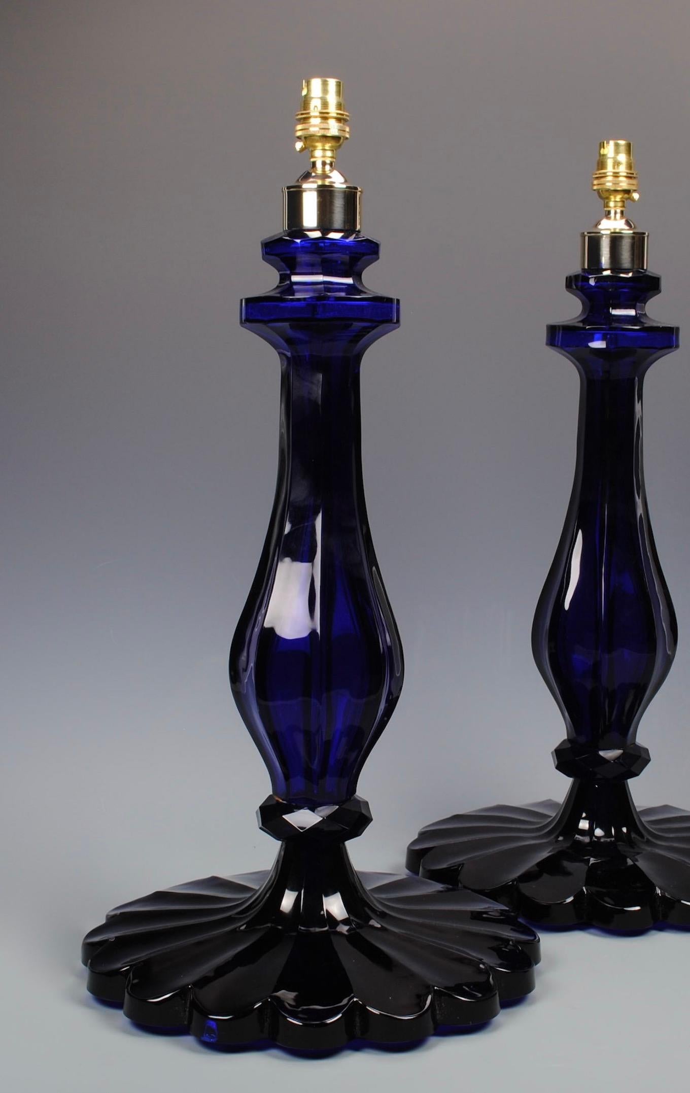 Paar blaue Glas-Tischlampen des 20. Jahrhunderts im Zustand „Gut“ im Angebot in London, GB