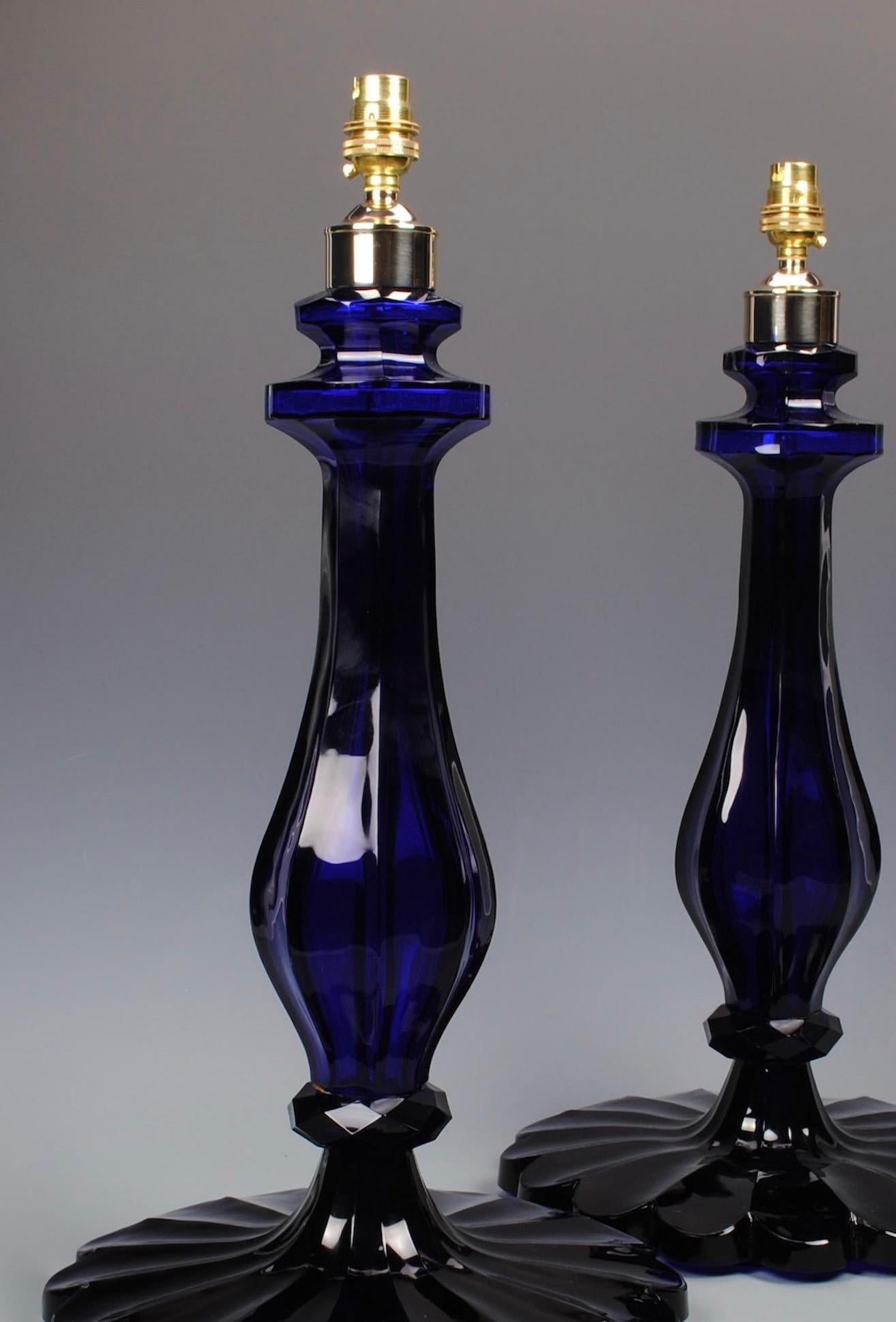 Paar blaue Glas-Tischlampen des 20. Jahrhunderts im Angebot 1