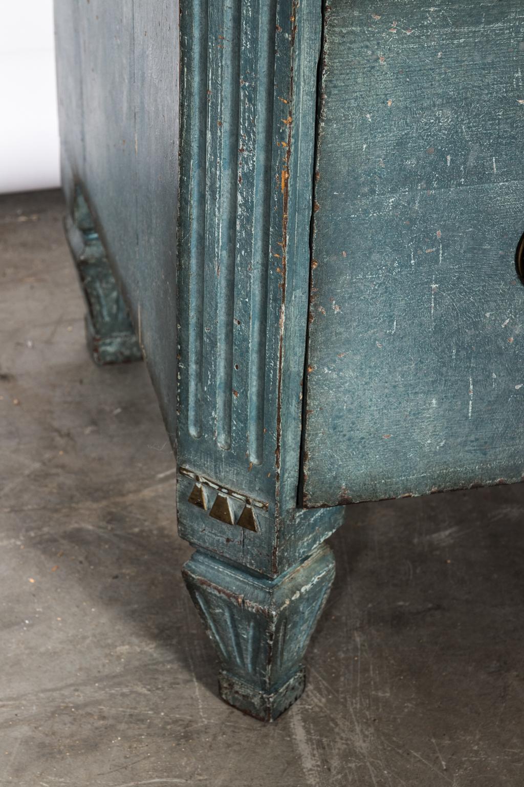 Pair of 20th century blue painted Gustavian commodes featuring top drawer decorated with 