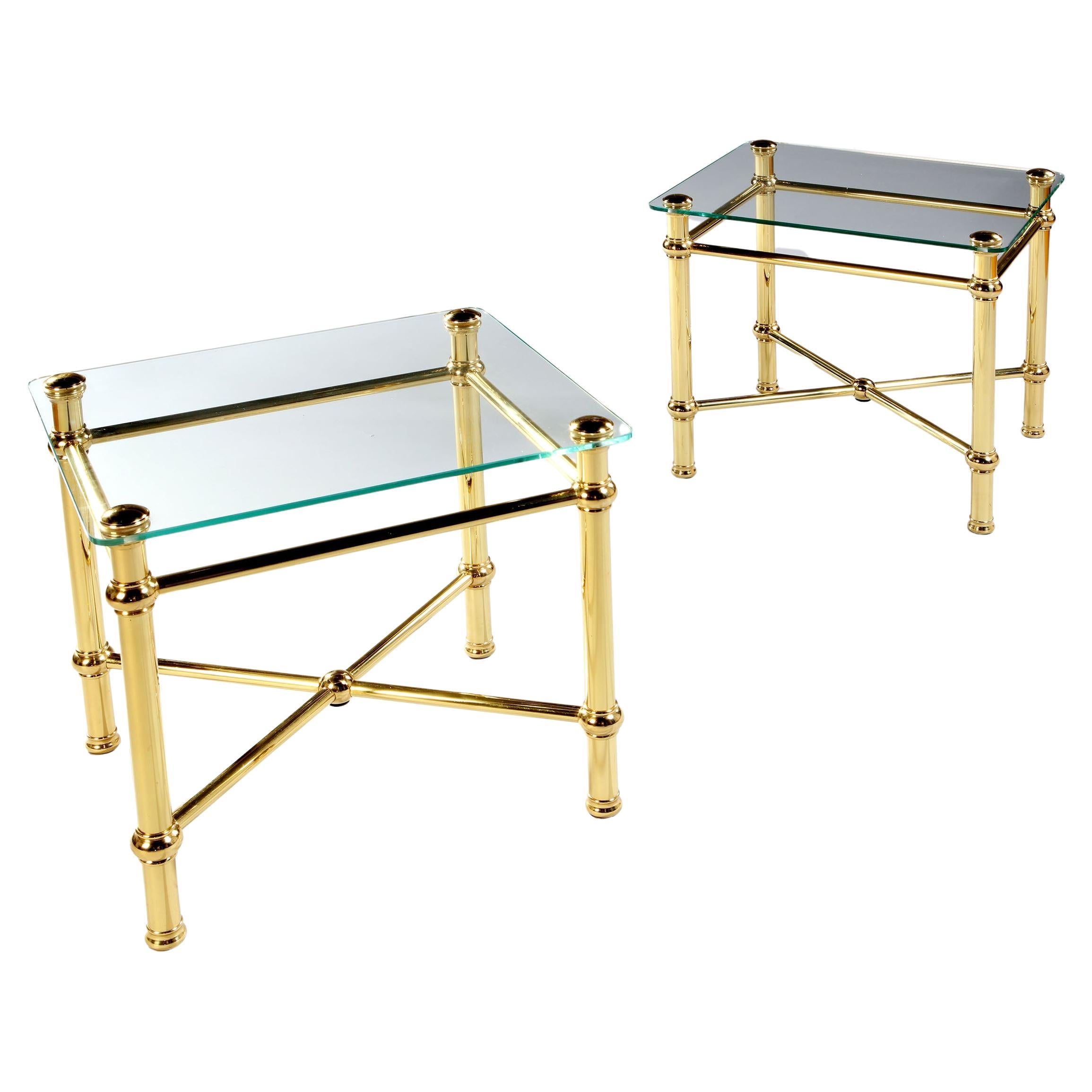 Paire de tables d'appoint en laiton et verre du 20e siècle en vente
