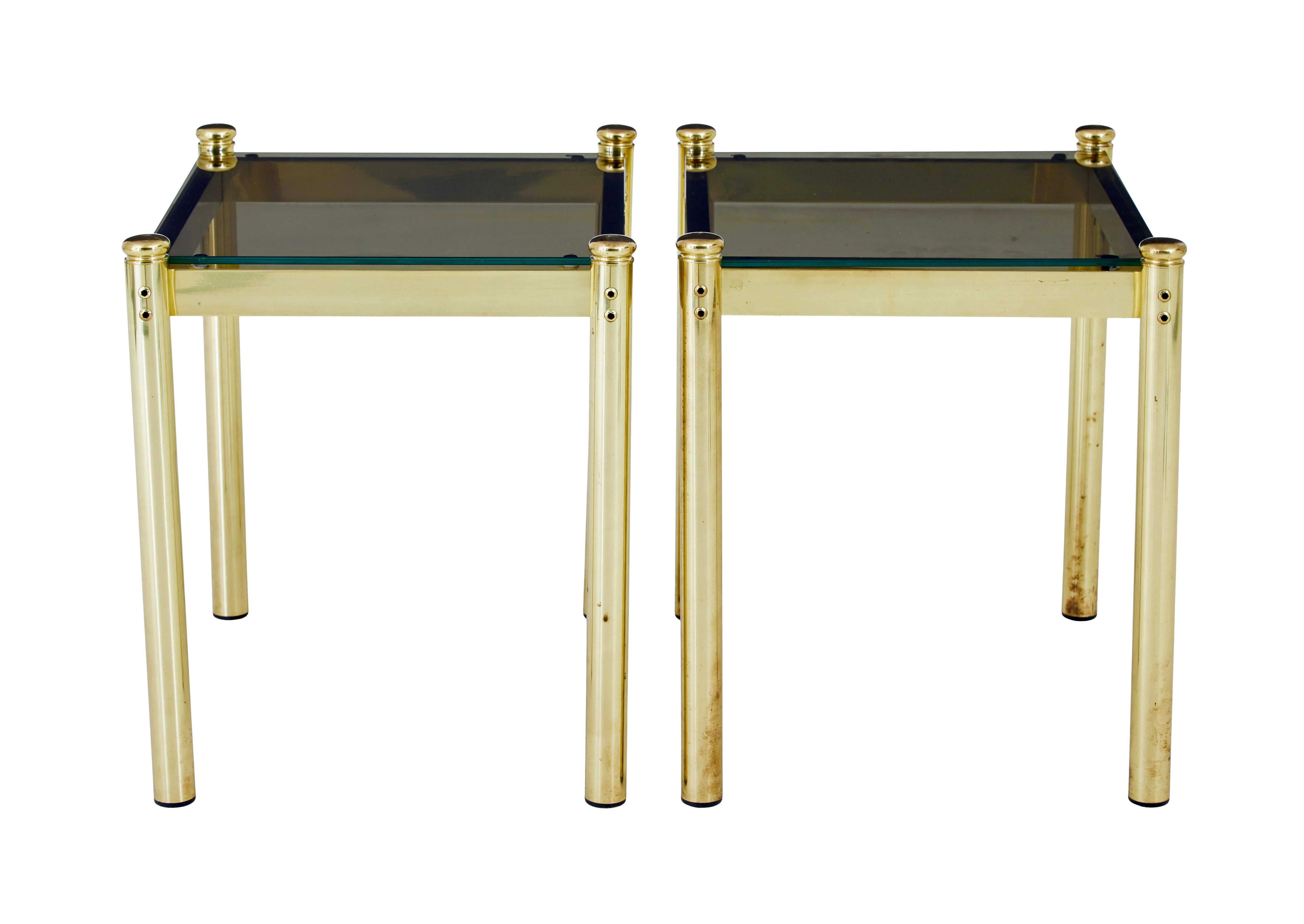 Ein Paar Beistelltische aus Messing und Glas aus dem 20. (Moderne) im Angebot