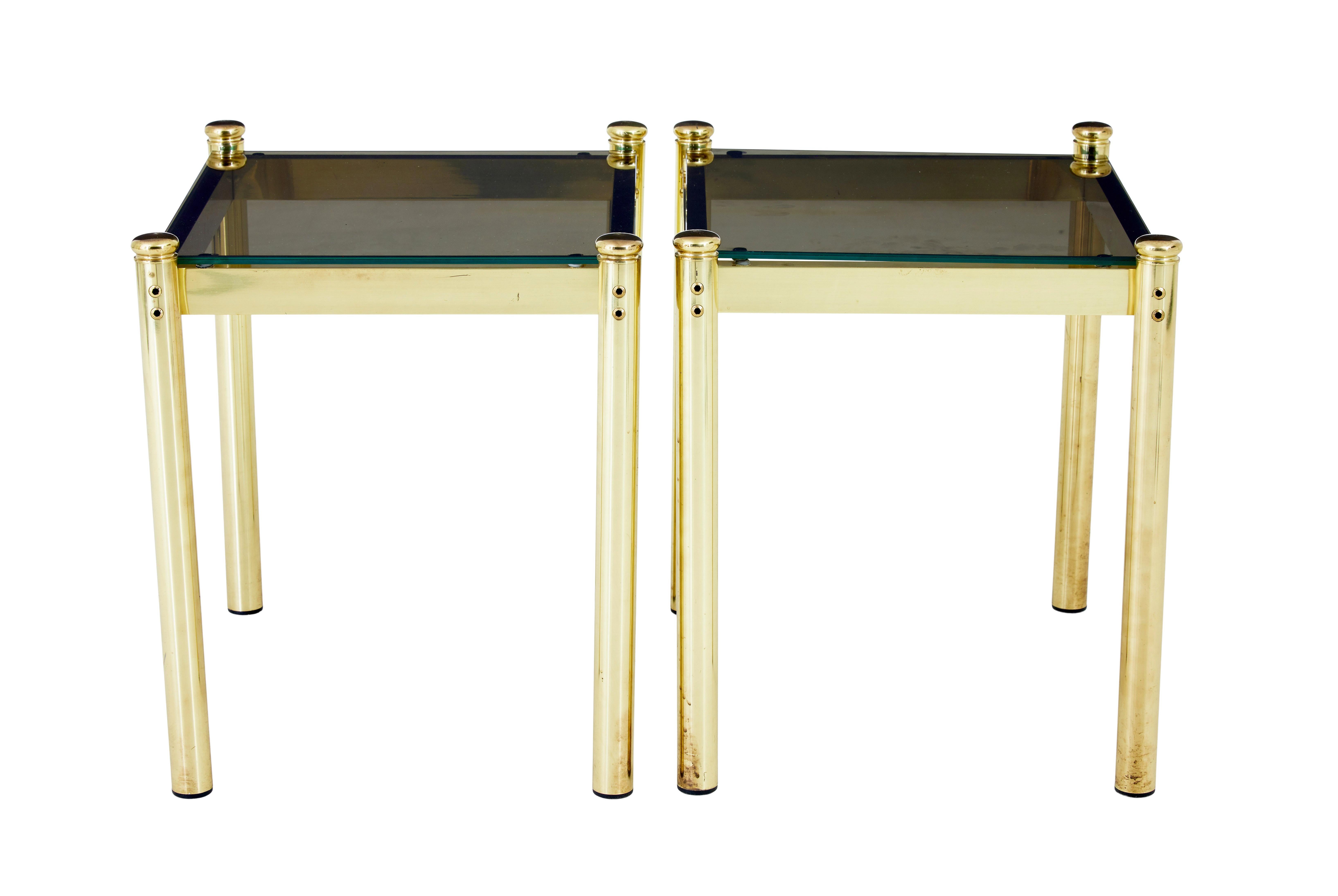 Ein Paar Beistelltische aus Messing und Glas aus dem 20. (Italienisch) im Angebot
