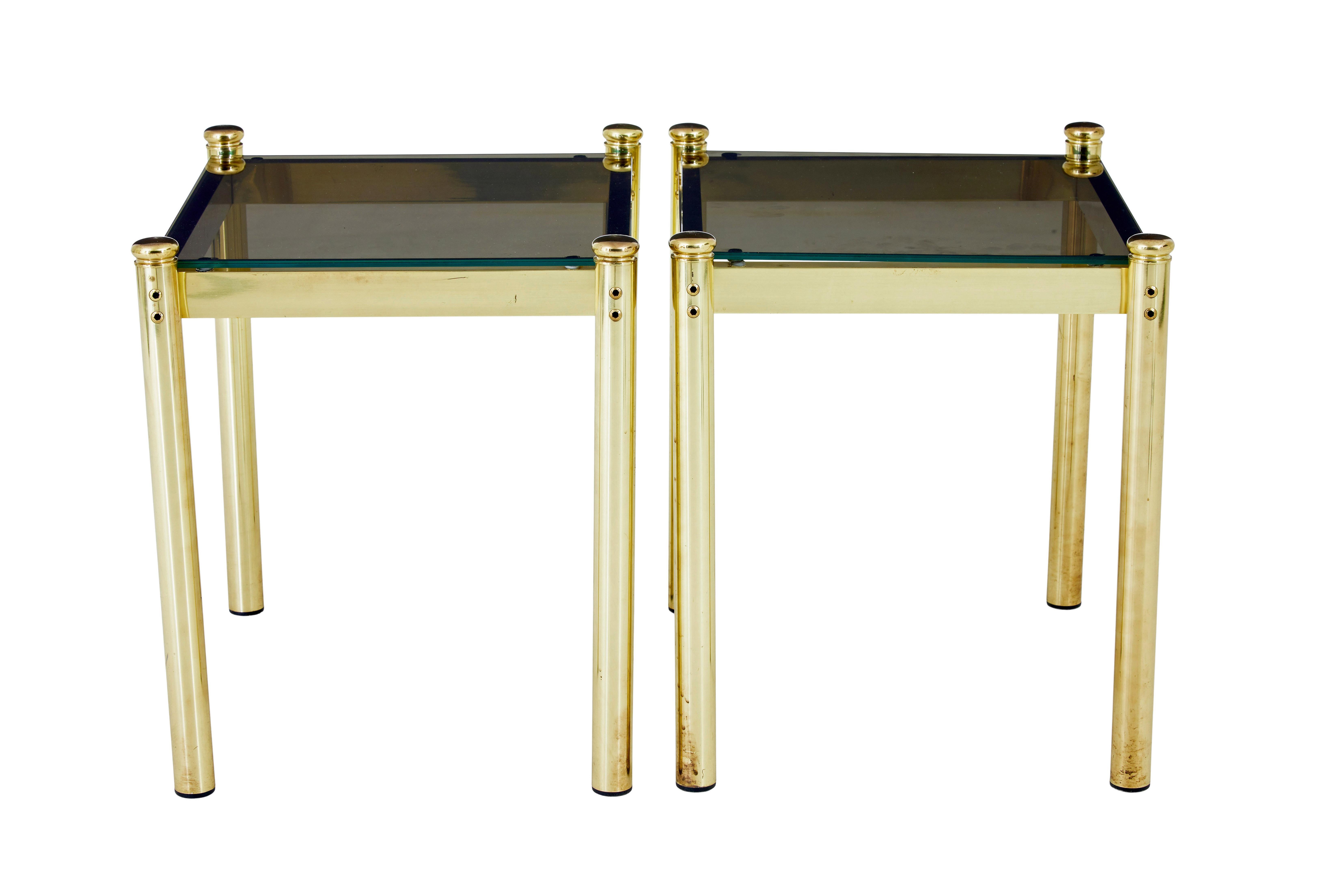 Ein Paar Beistelltische aus Messing und Glas aus dem 20. (Schwedisch) im Angebot