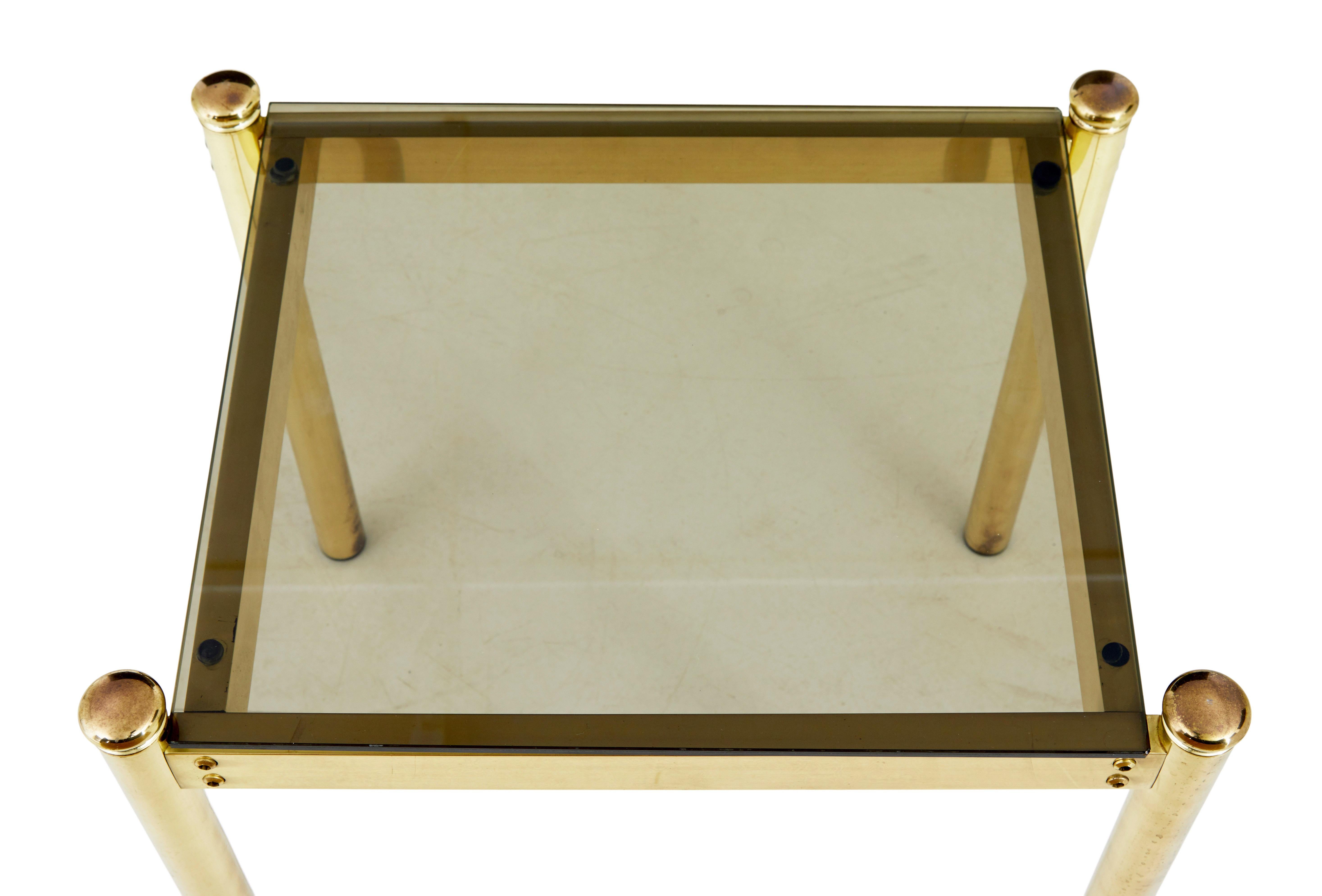 Ein Paar Beistelltische aus Messing und Glas aus dem 20. (Handgefertigt) im Angebot