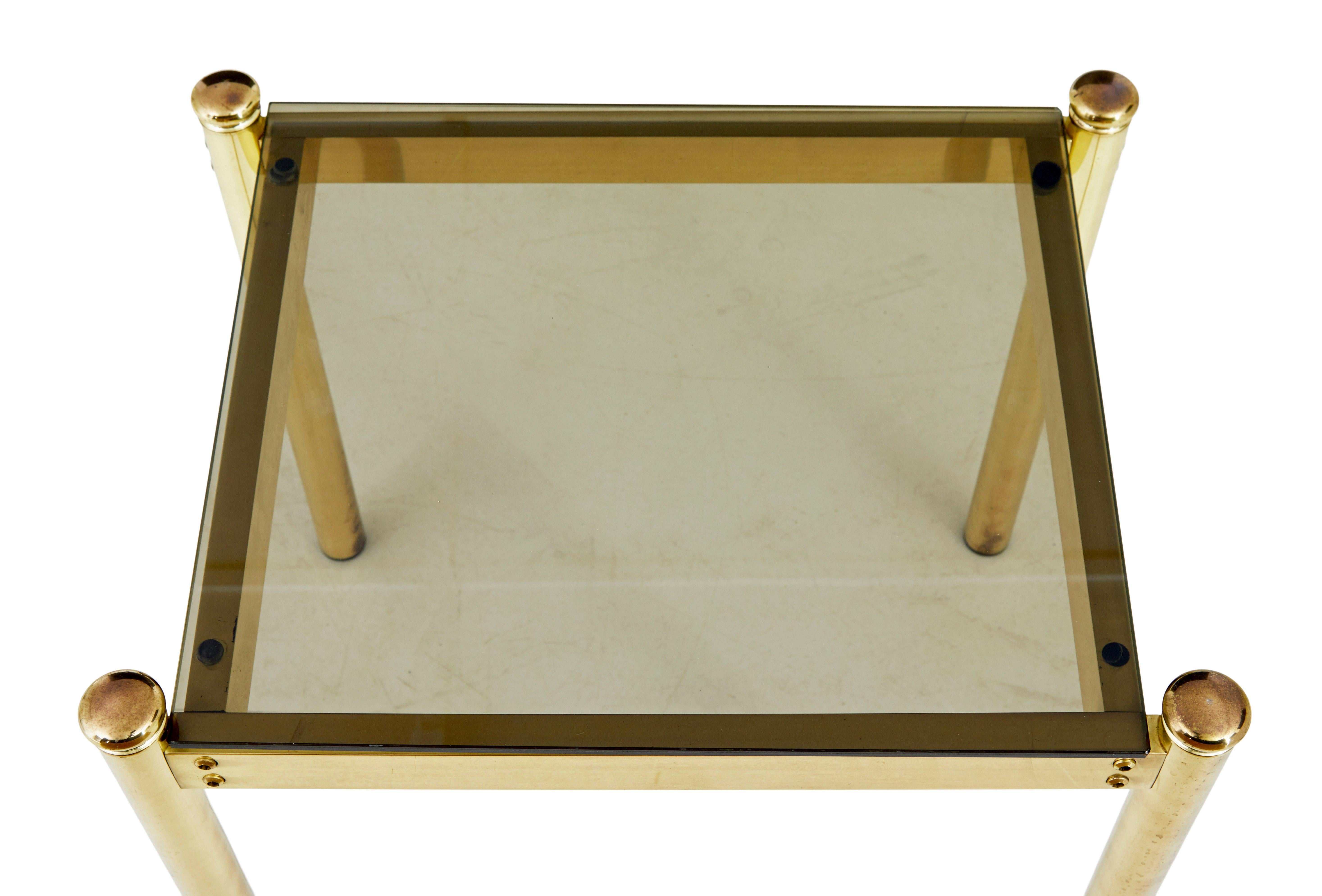 Ein Paar Beistelltische aus Messing und Glas aus dem 20. (Glasiert) im Angebot