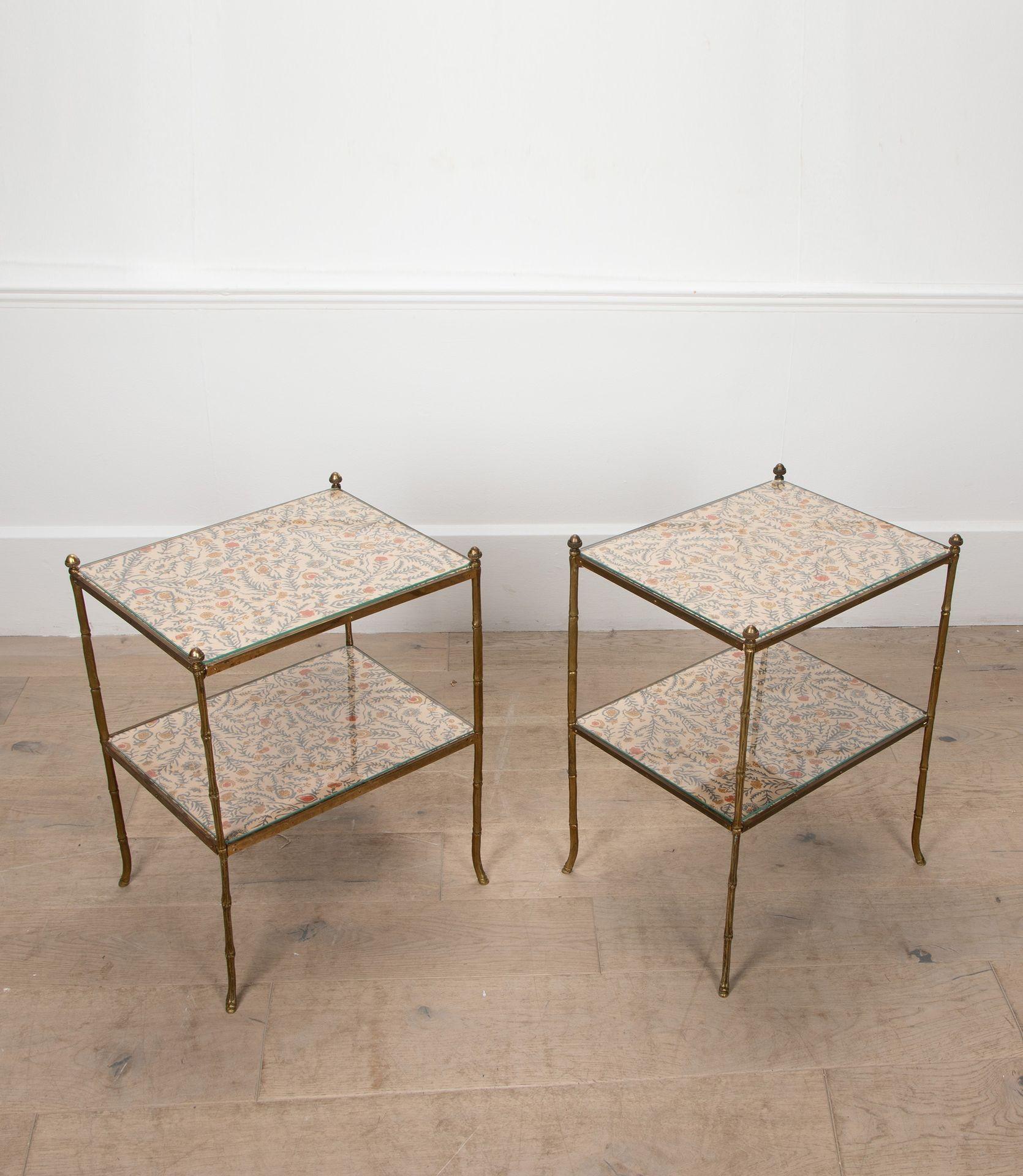 Paire de tables à deux niveaux en laiton et faux bambou du 20e siècle, à la manière de la Maison Baguès.
Avec du lin 'Cinnabar' de Bennison Fabrics et du verre encastré.
Circa 1970.