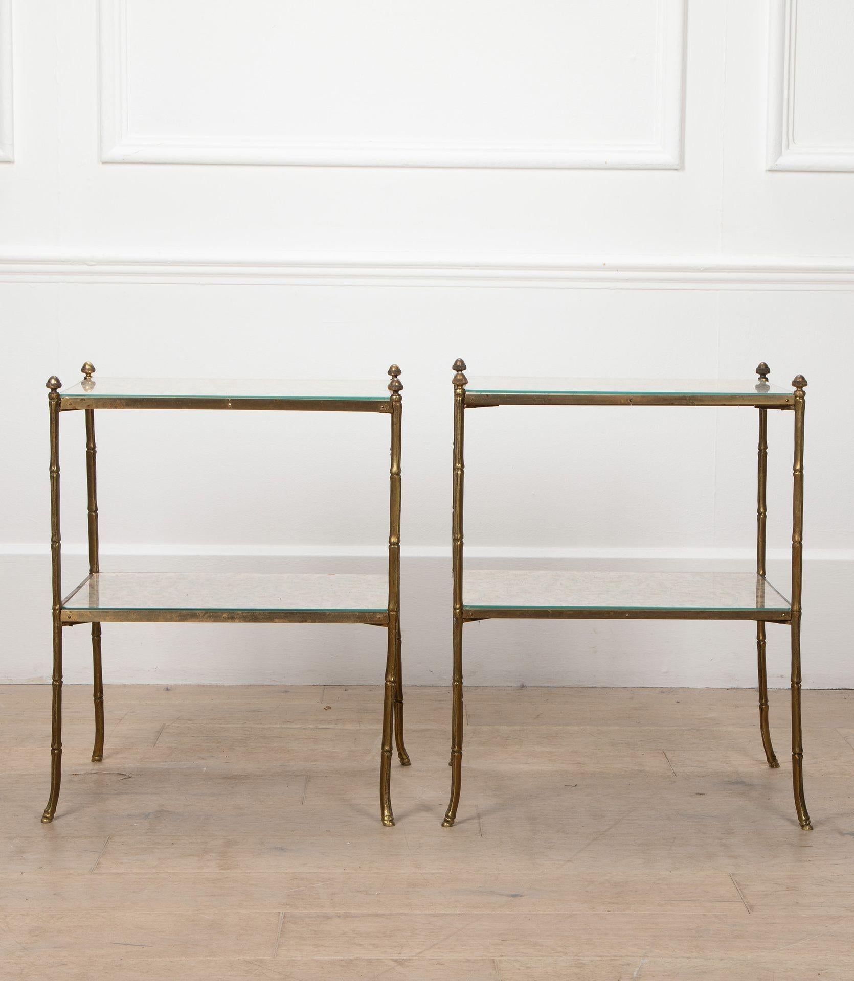 Britannique Paire de tables d'appoint à deux niveaux en laiton et faux bambou du 20e siècle en vente