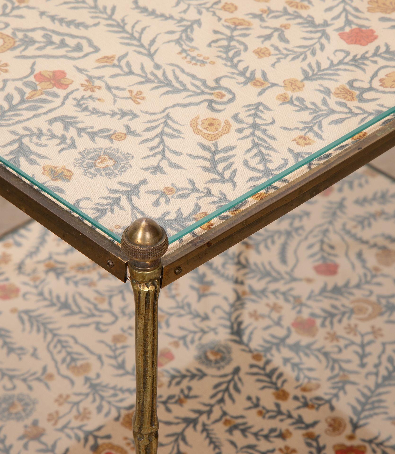 Brocart Paire de tables d'appoint à deux niveaux en laiton et faux bambou du 20e siècle en vente