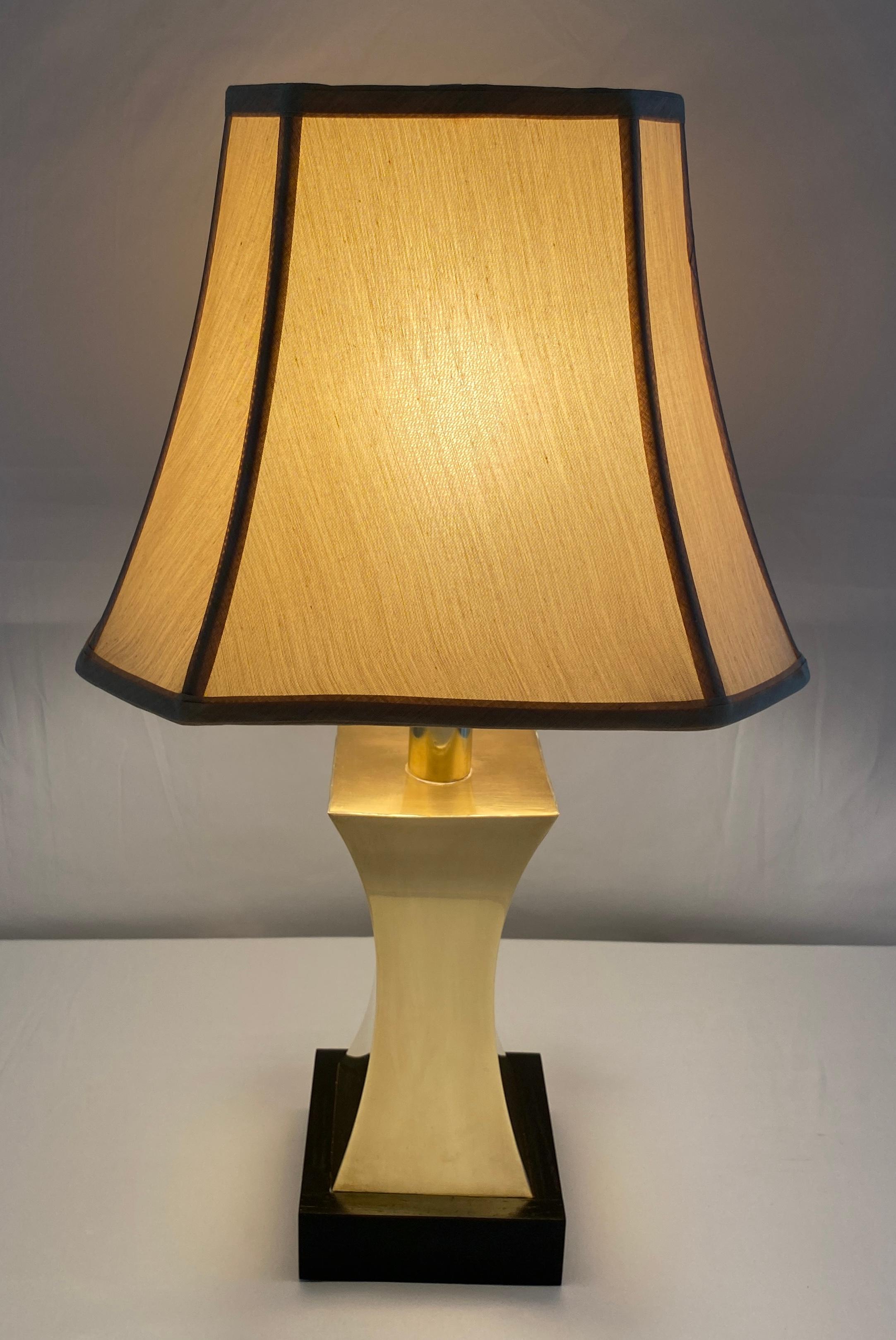 Paire de lampes de table en laiton, style Maria Pergay. Le design élégant et géométrique est unique en son genre.   Grâce à ces caractéristiques, ils conviennent à un large éventail d'intérieurs tels que les intérieurs antiques, Art déco, Hollywood