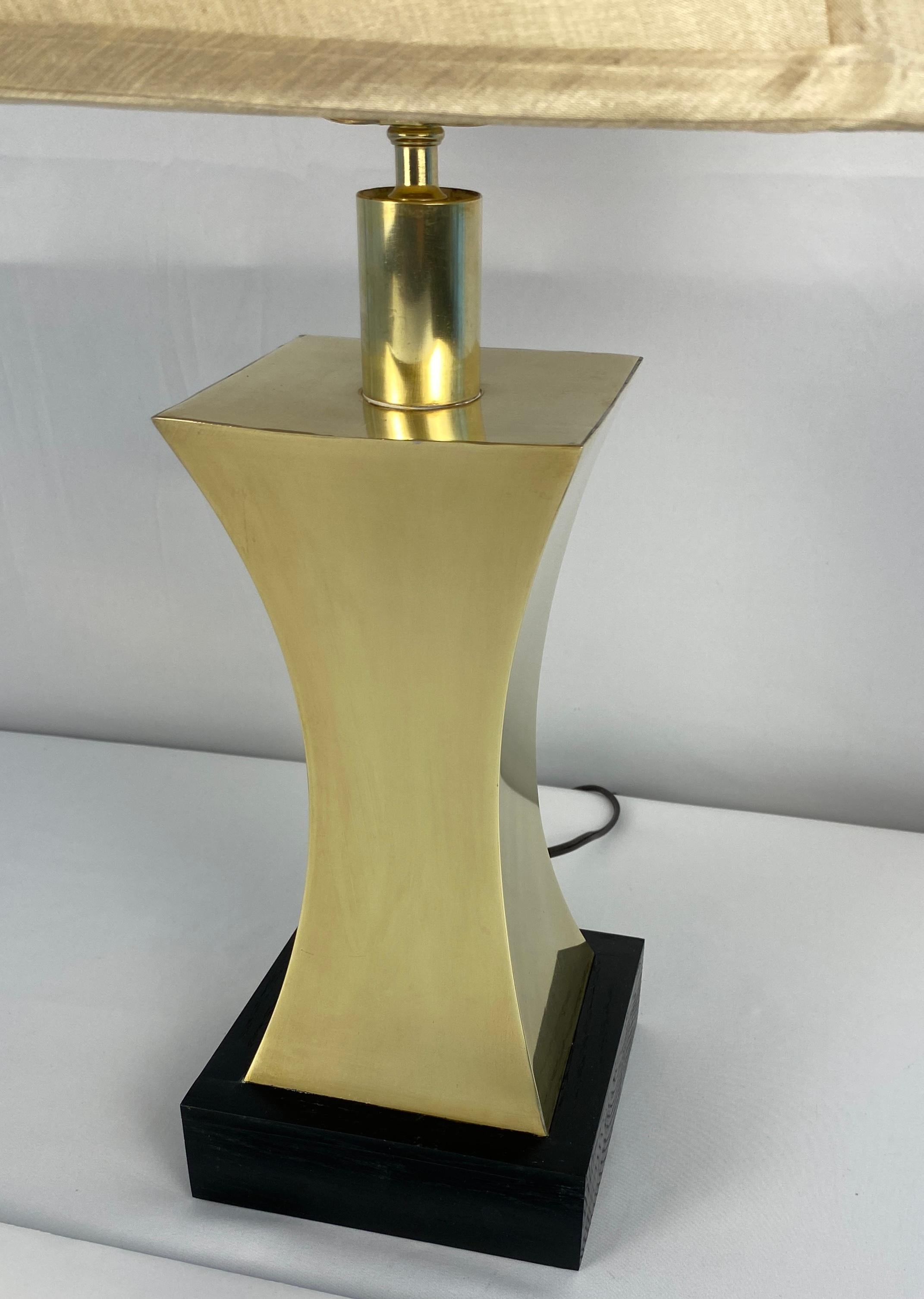 Mid-Century Modern Paire de lampes de table en laiton du 20e siècle de style Maria Pergay avec abat-jour personnalisé en vente