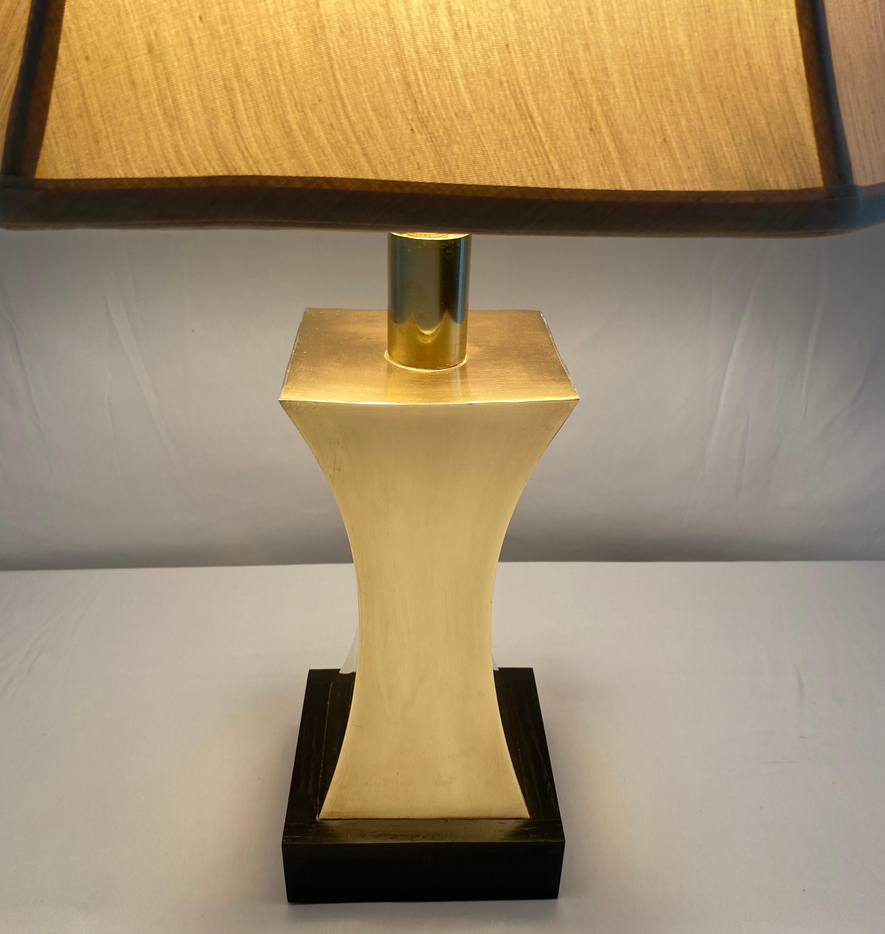 Français Paire de lampes de table en laiton du 20e siècle de style Maria Pergay avec abat-jour personnalisé en vente