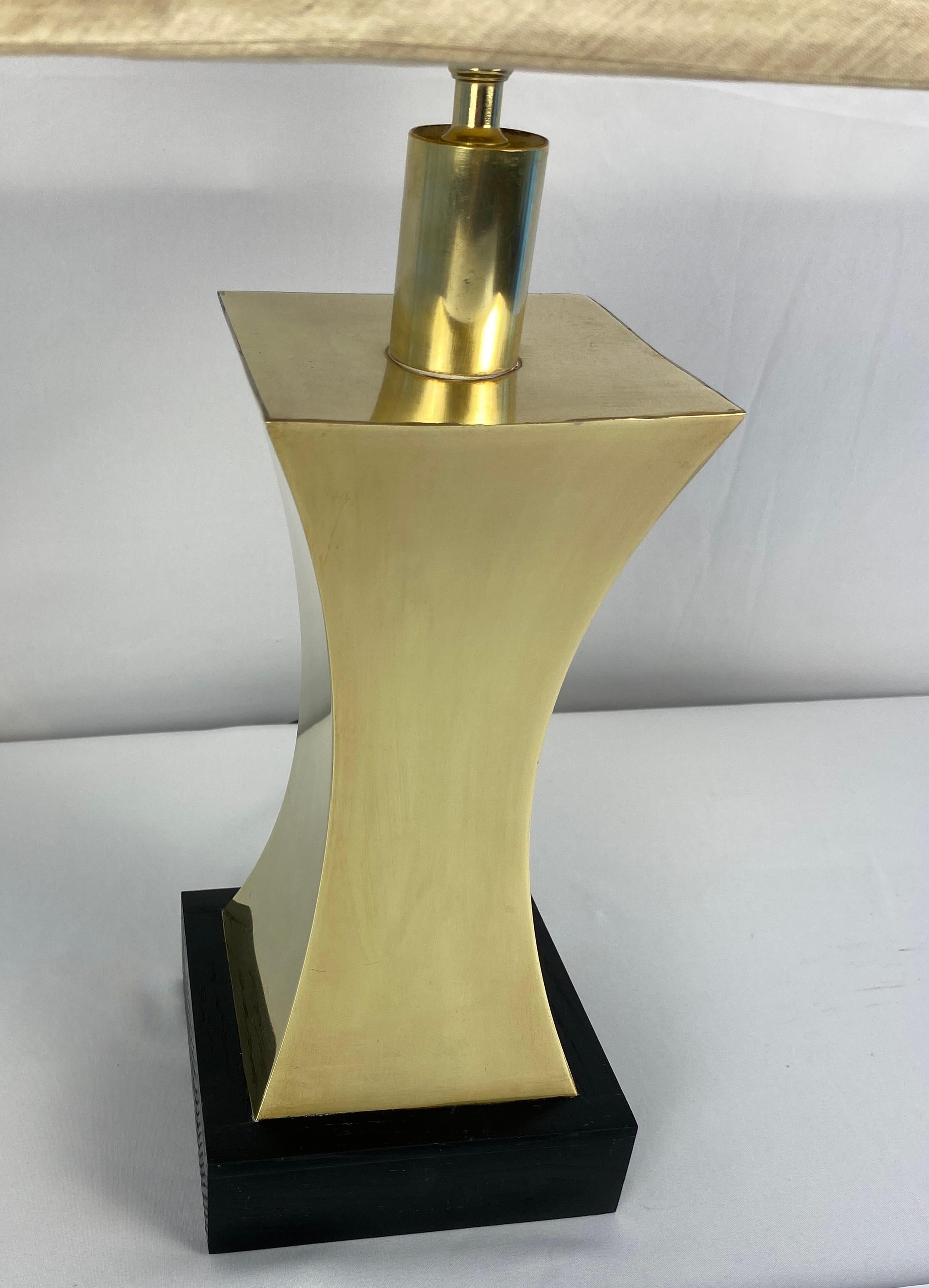 Poli Paire de lampes de table en laiton du 20e siècle de style Maria Pergay avec abat-jour personnalisé en vente