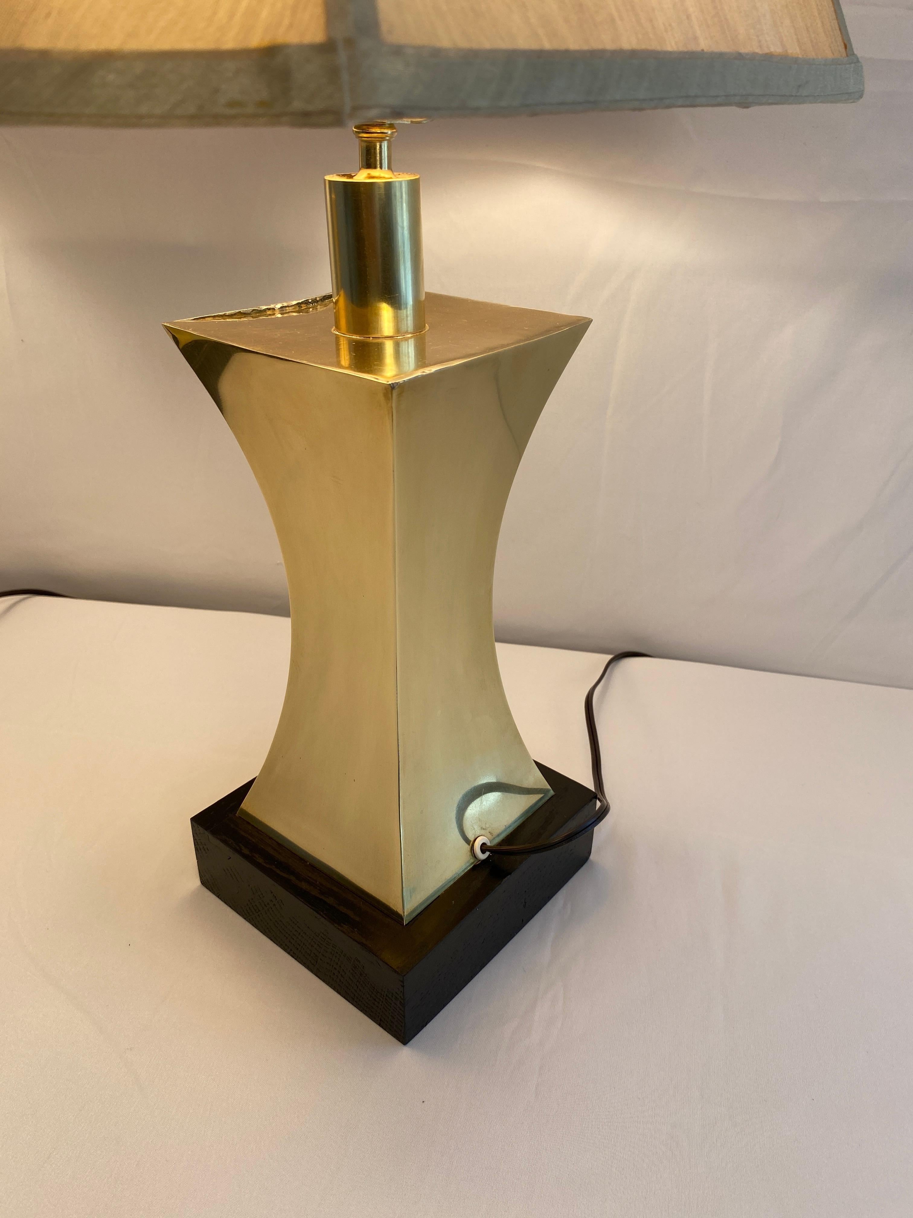 Paire de lampes de table en laiton du 20e siècle de style Maria Pergay avec abat-jour personnalisé Bon état - En vente à Miami, FL