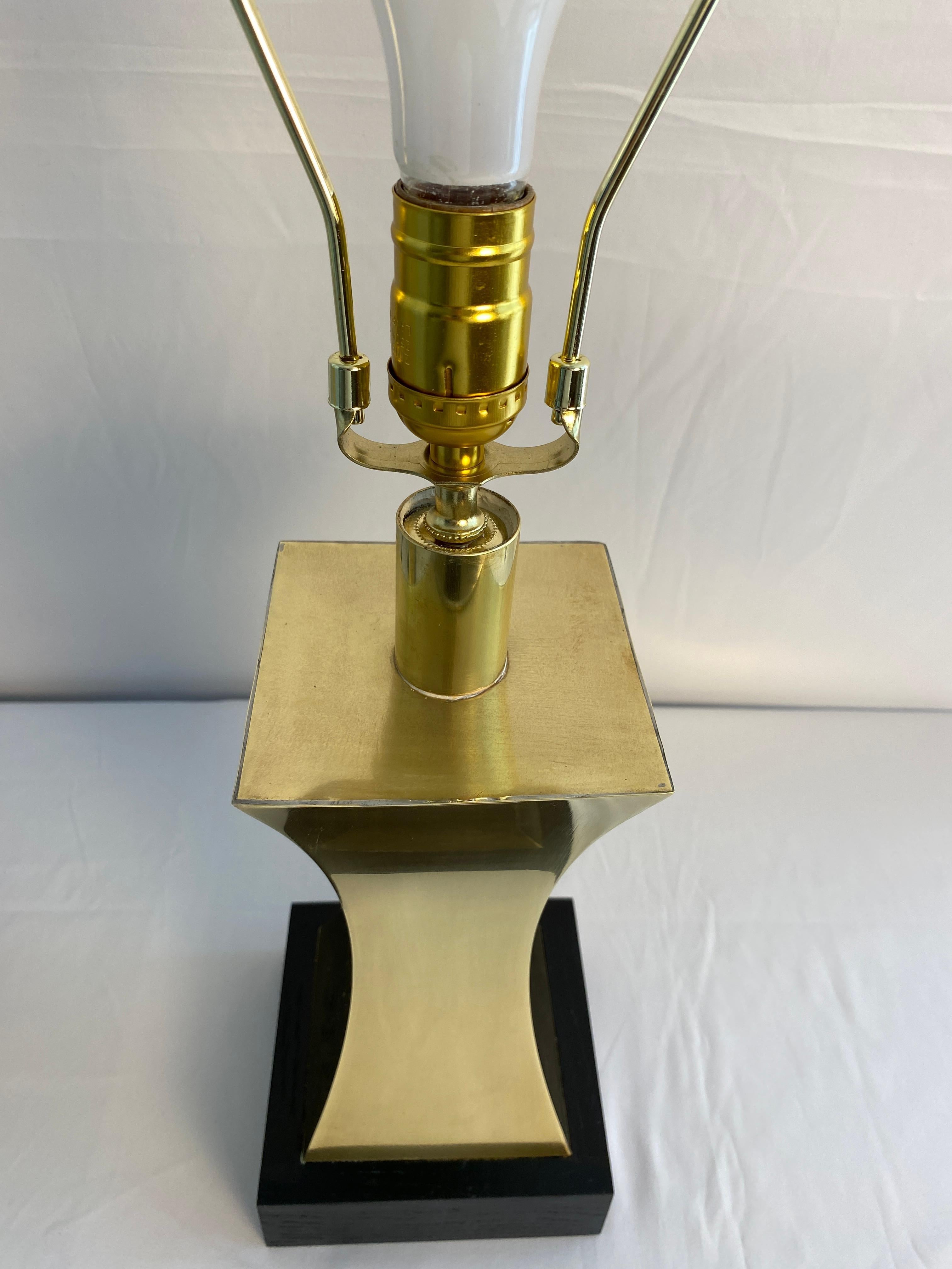 20ième siècle Paire de lampes de table en laiton du 20e siècle de style Maria Pergay avec abat-jour personnalisé en vente