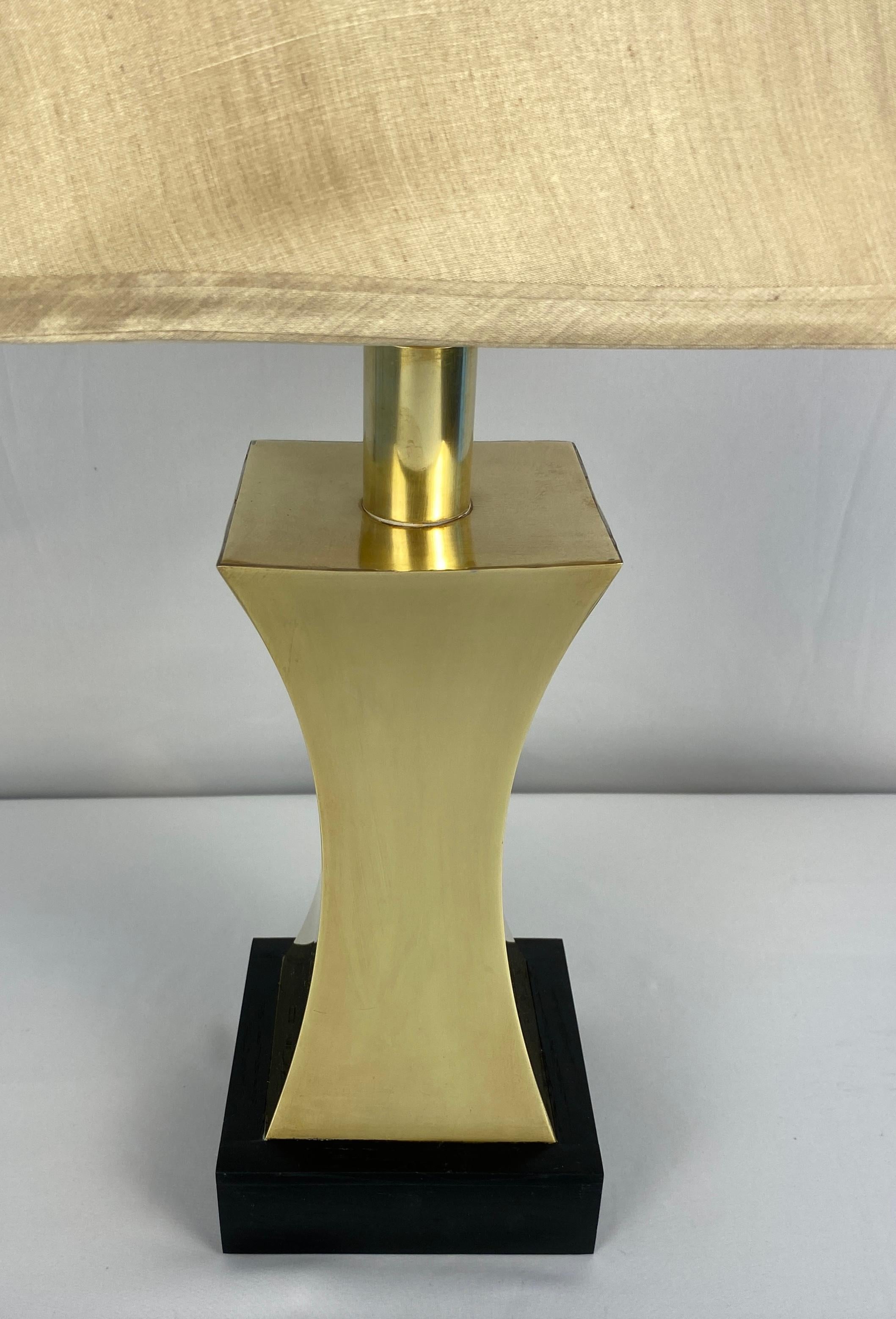 Laiton Paire de lampes de table en laiton du 20e siècle de style Maria Pergay avec abat-jour personnalisé en vente