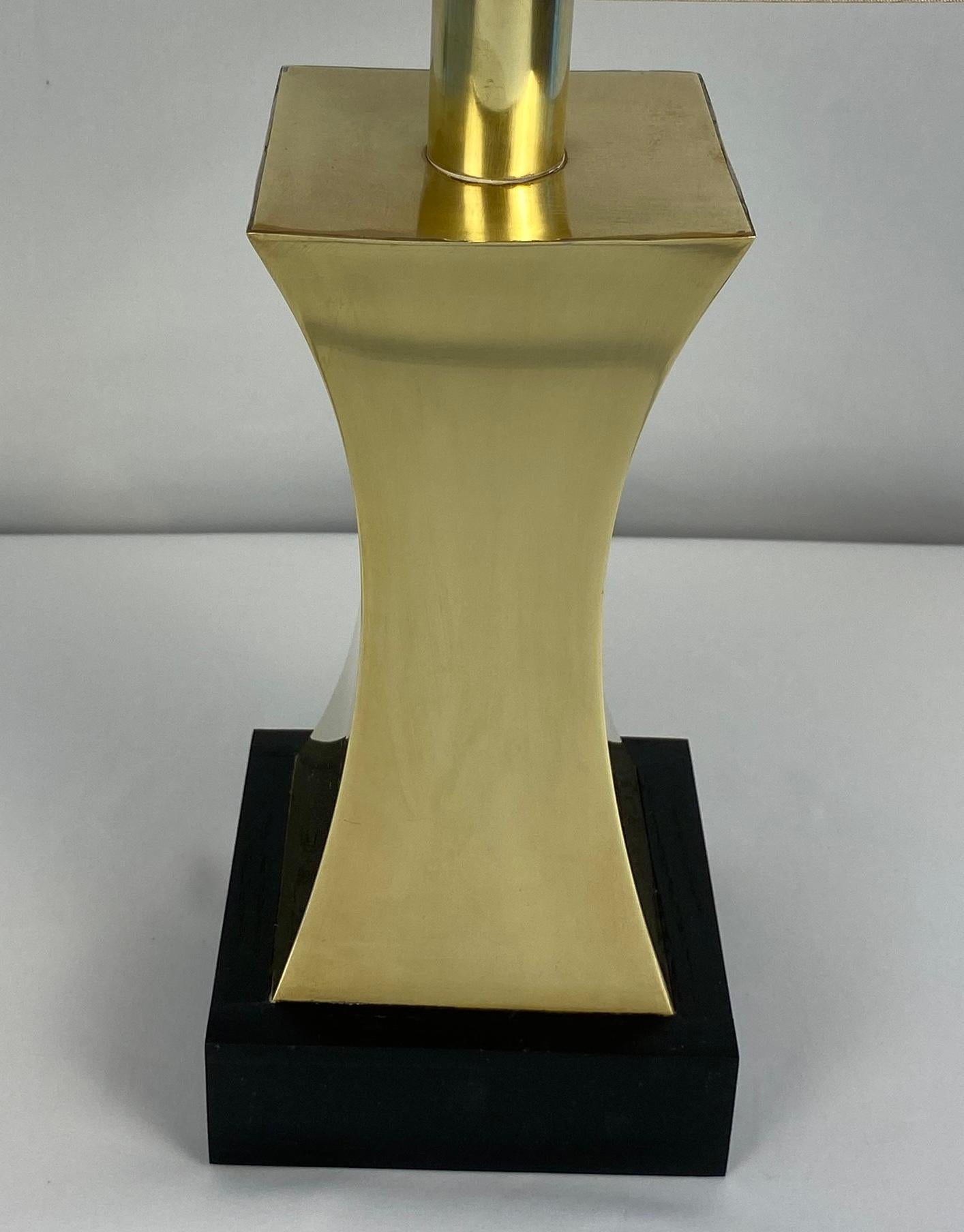 Paire de lampes de table en laiton du 20e siècle de style Maria Pergay avec abat-jour personnalisé en vente 1