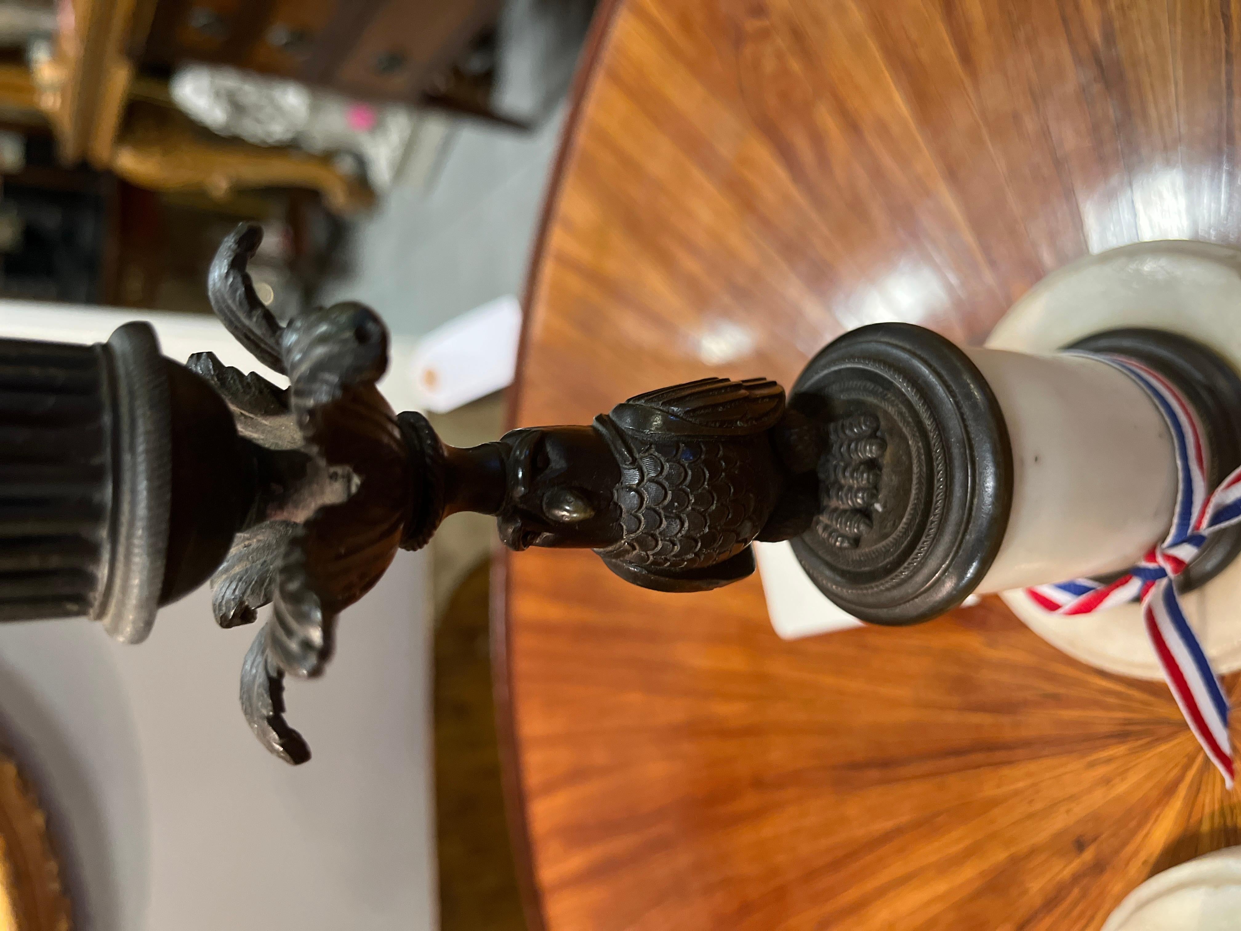 Paar Hawk-Kerzenständer aus Bronze des 20. Jahrhunderts (Grand Tour) im Angebot