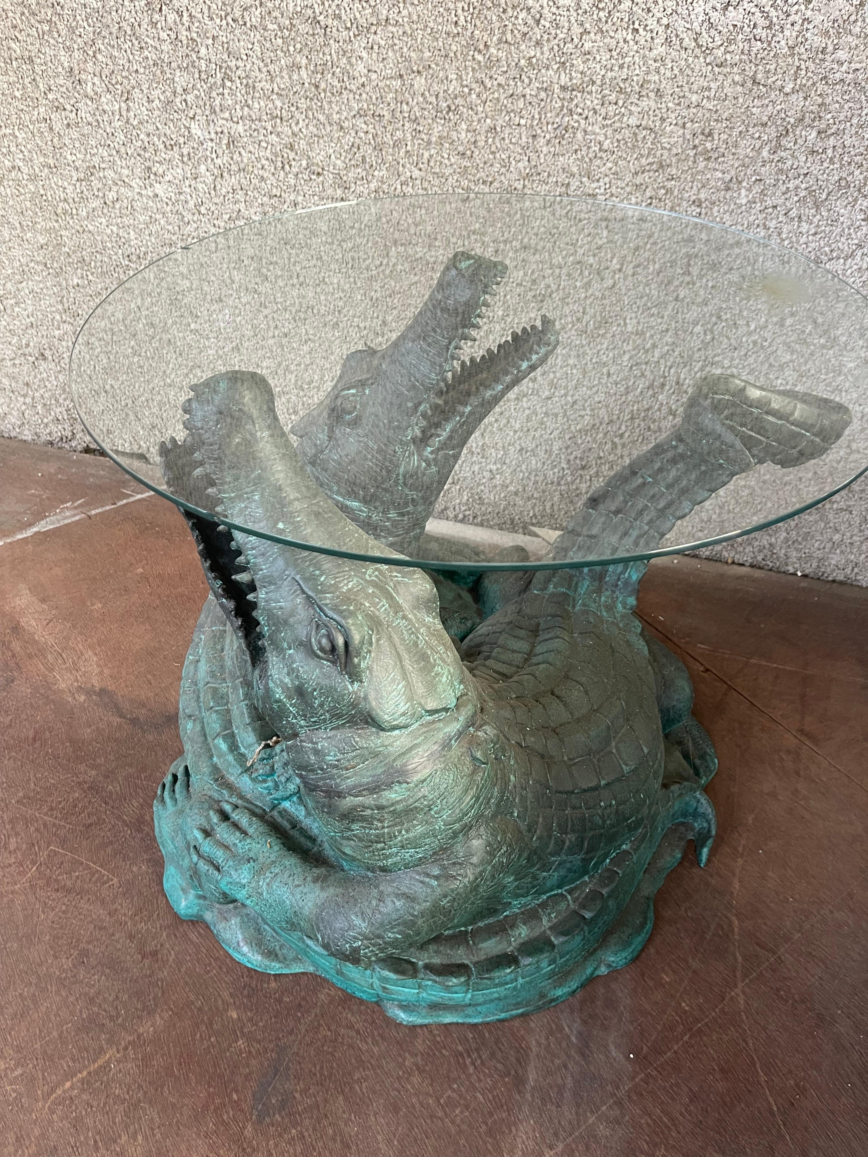 Paire de bases de table en bronze du 20ème siècle en alligator combattant en vente 4