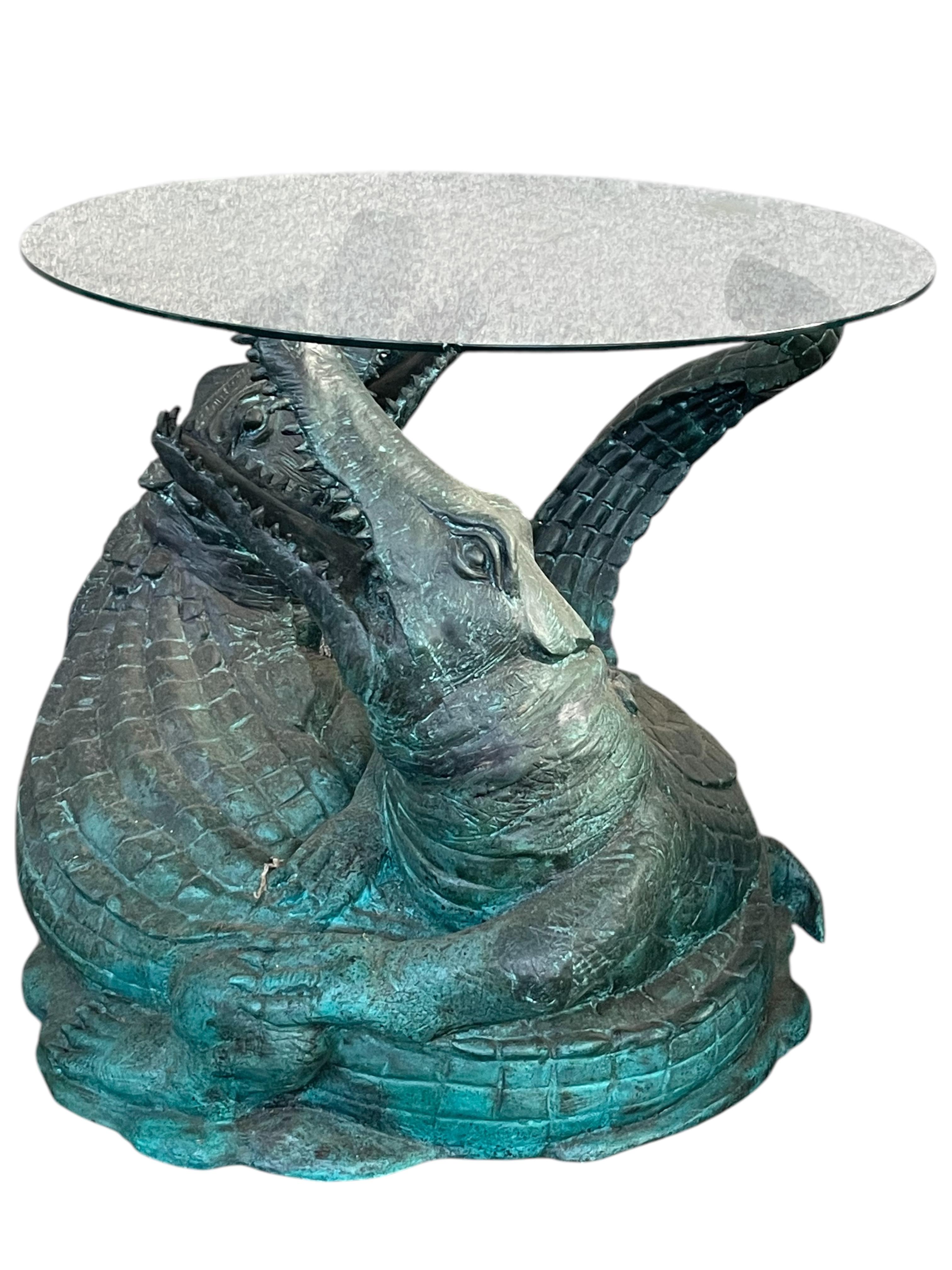 Moulage Paire de bases de table en bronze du 20ème siècle en alligator combattant en vente