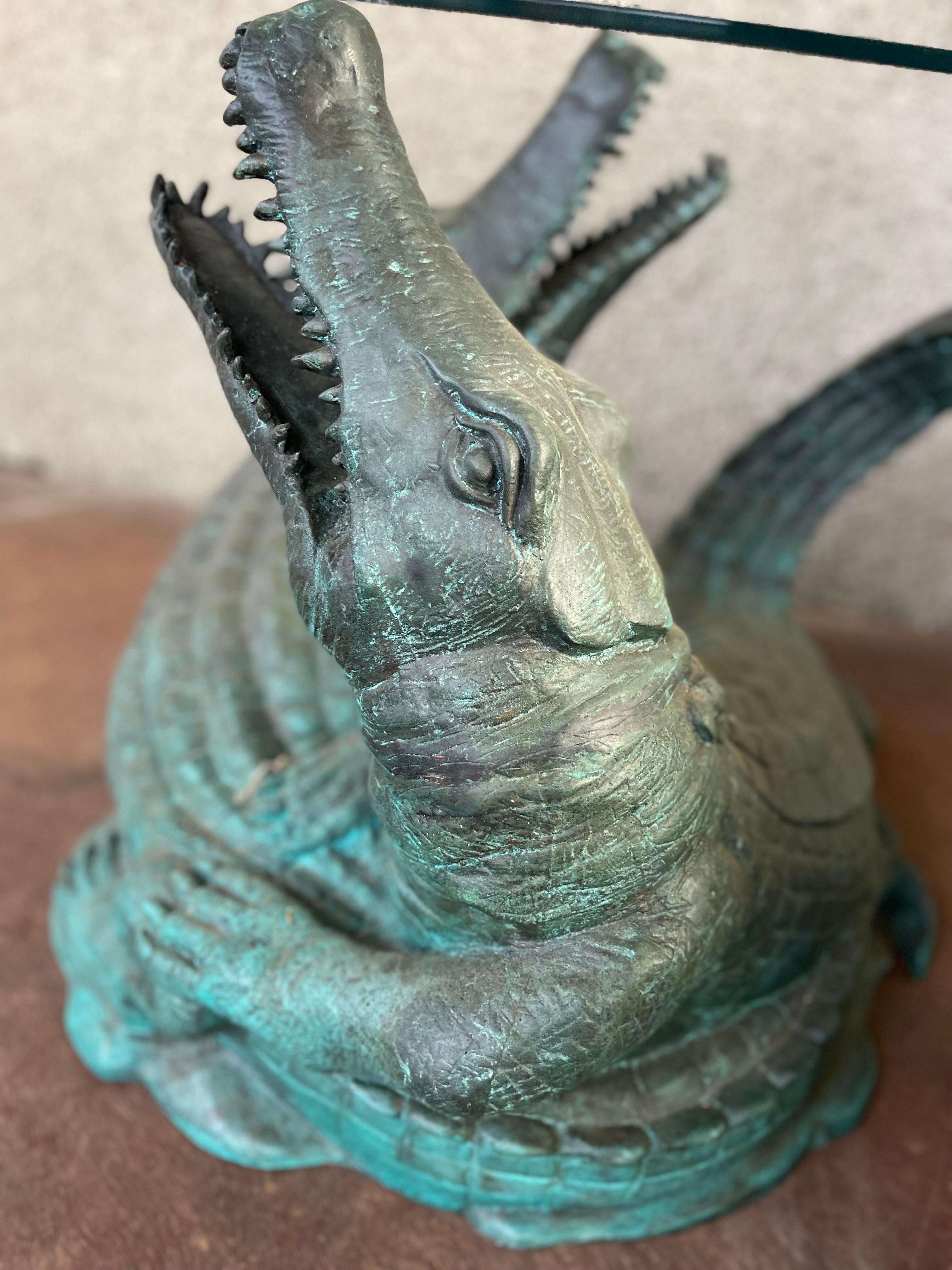 20ième siècle Paire de bases de table en bronze du 20ème siècle en alligator combattant en vente