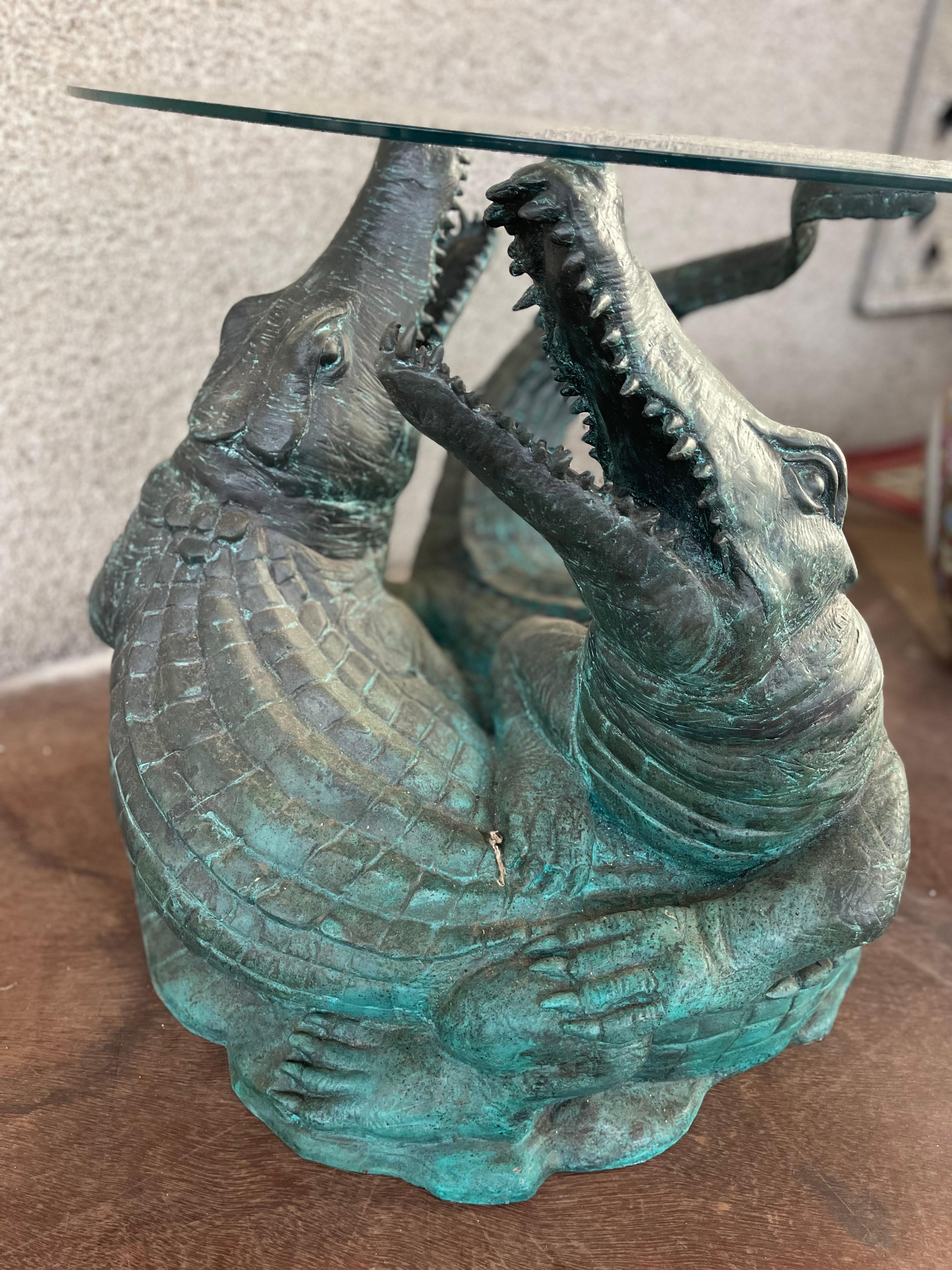 Bronze Paire de bases de table en bronze du 20ème siècle en alligator combattant en vente