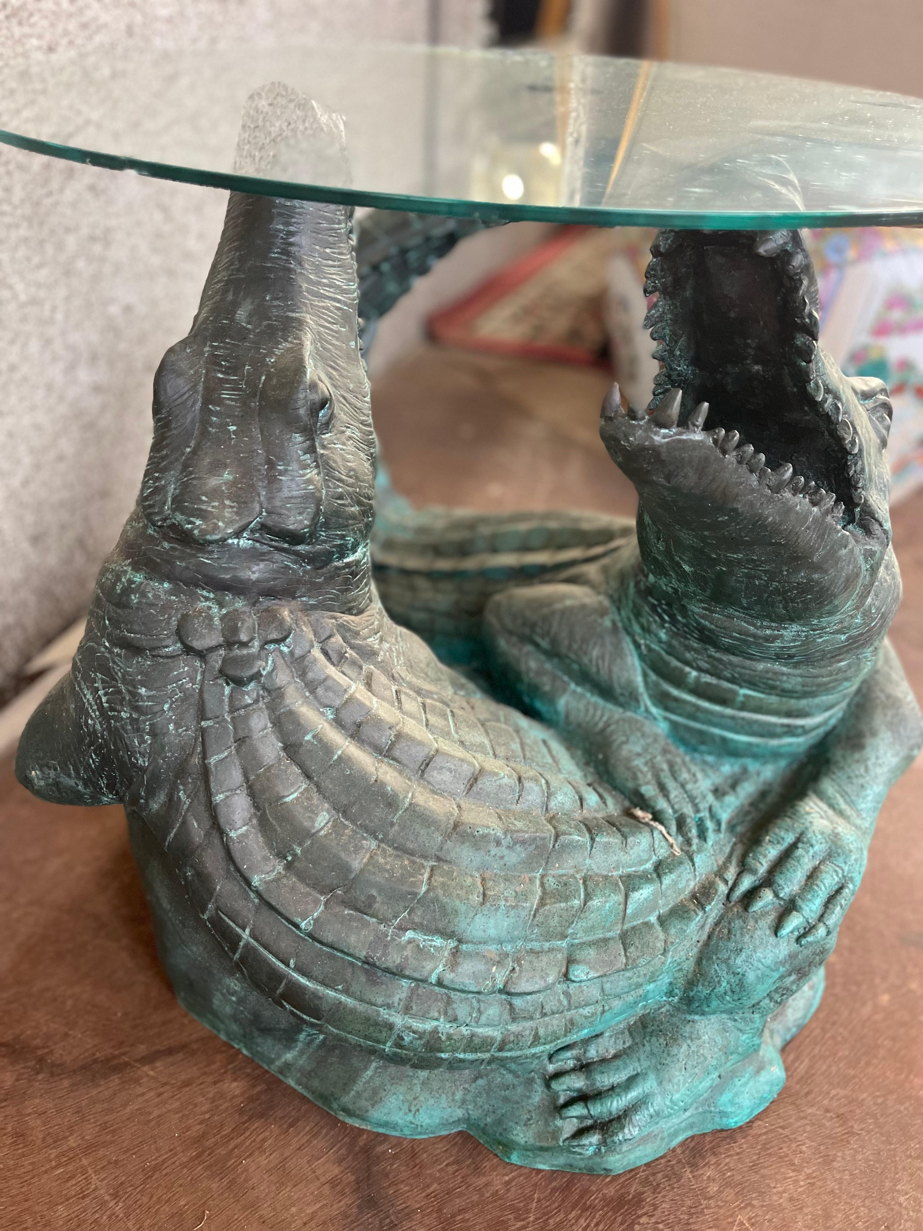 Paire de bases de table en bronze du 20ème siècle en alligator combattant en vente 1