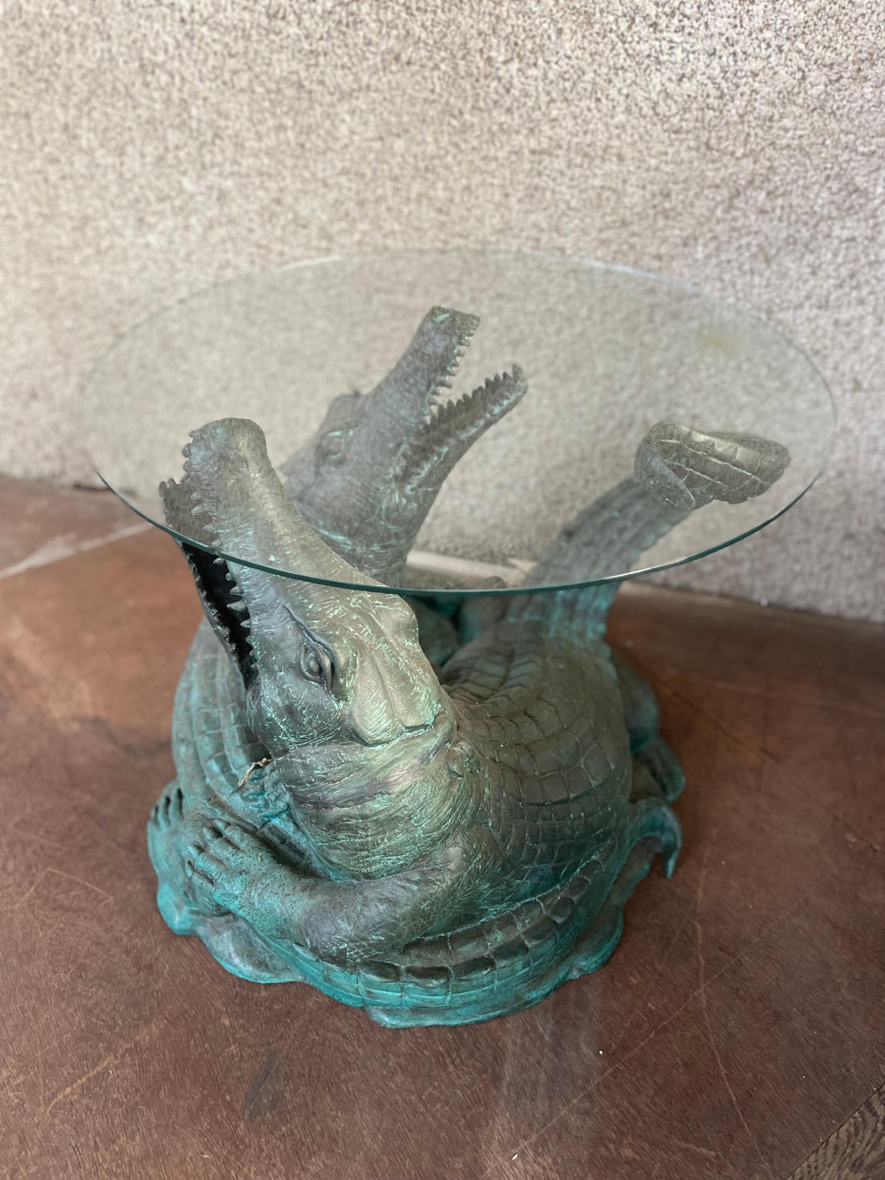 Paire de bases de table en bronze du 20ème siècle en alligator combattant en vente 2