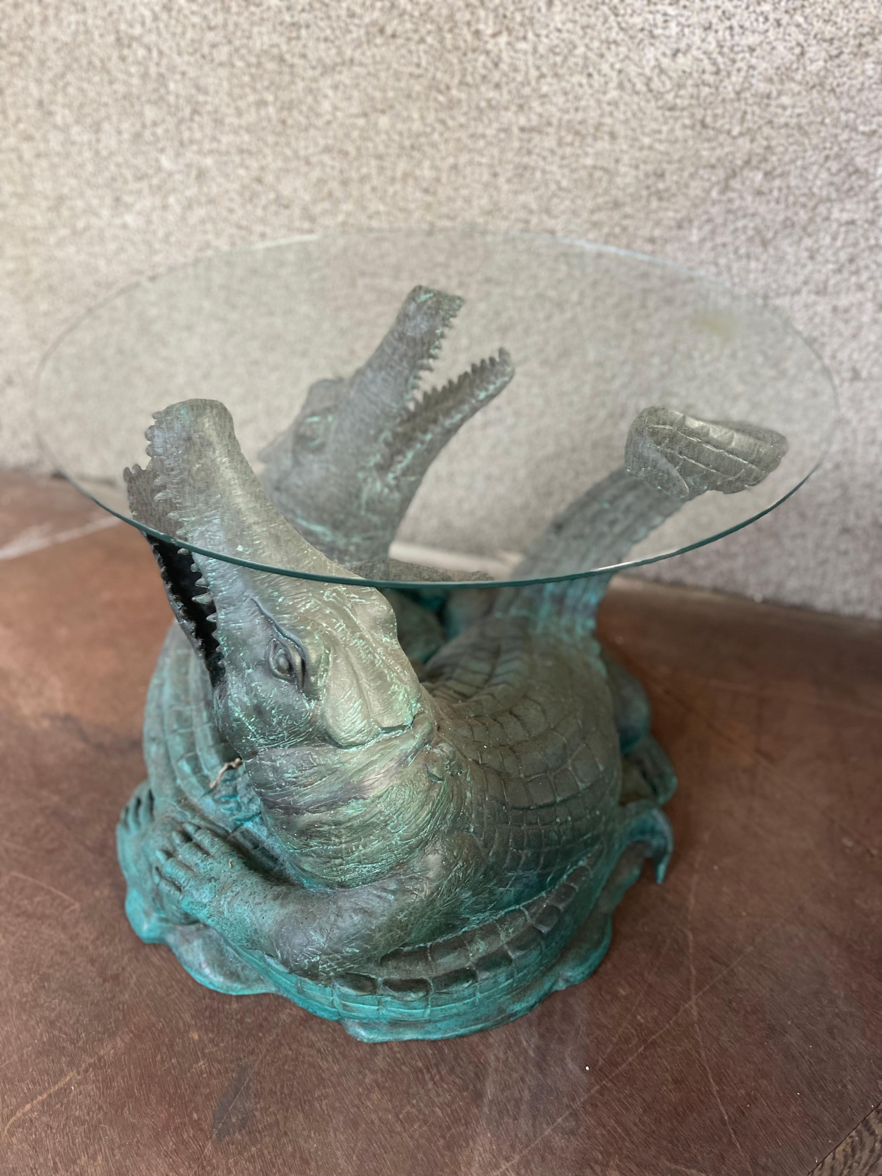 Paire de bases de table en bronze du 20ème siècle en alligator combattant en vente 3