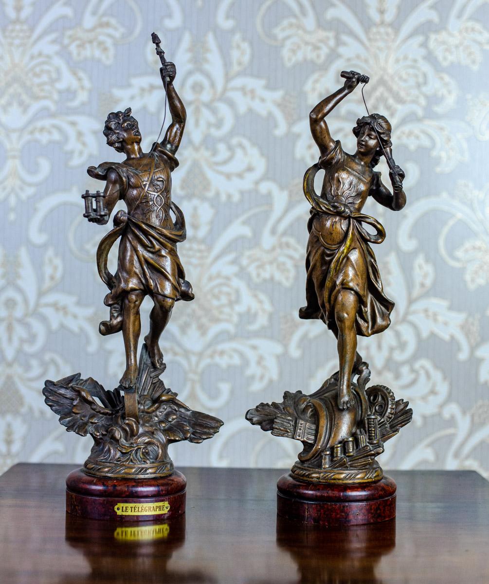 We present you two figurines depicting Hermes and Iris, announcing the mankind the invention of telegram.
These casts are placed on marble-like wooden pedestals.

The items are in very good condition. One of the nameplates is missing.

The
