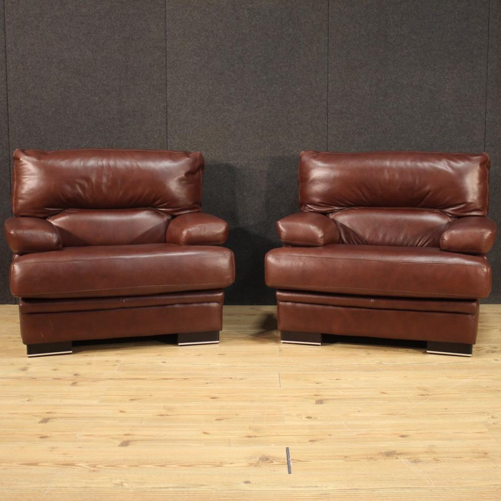 Pair of Italian armchairs from the 1980s. Furniture upholstered in leather of beautiful line and pleasant decor. Armchairs of great size and excellent comfort with a seat height of 47 cm. Furniture that is part of a complete set with sofa (see photo