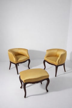 Paire de chaises baquets du 20ème siècle en tissu satiné jaune avec un pouf