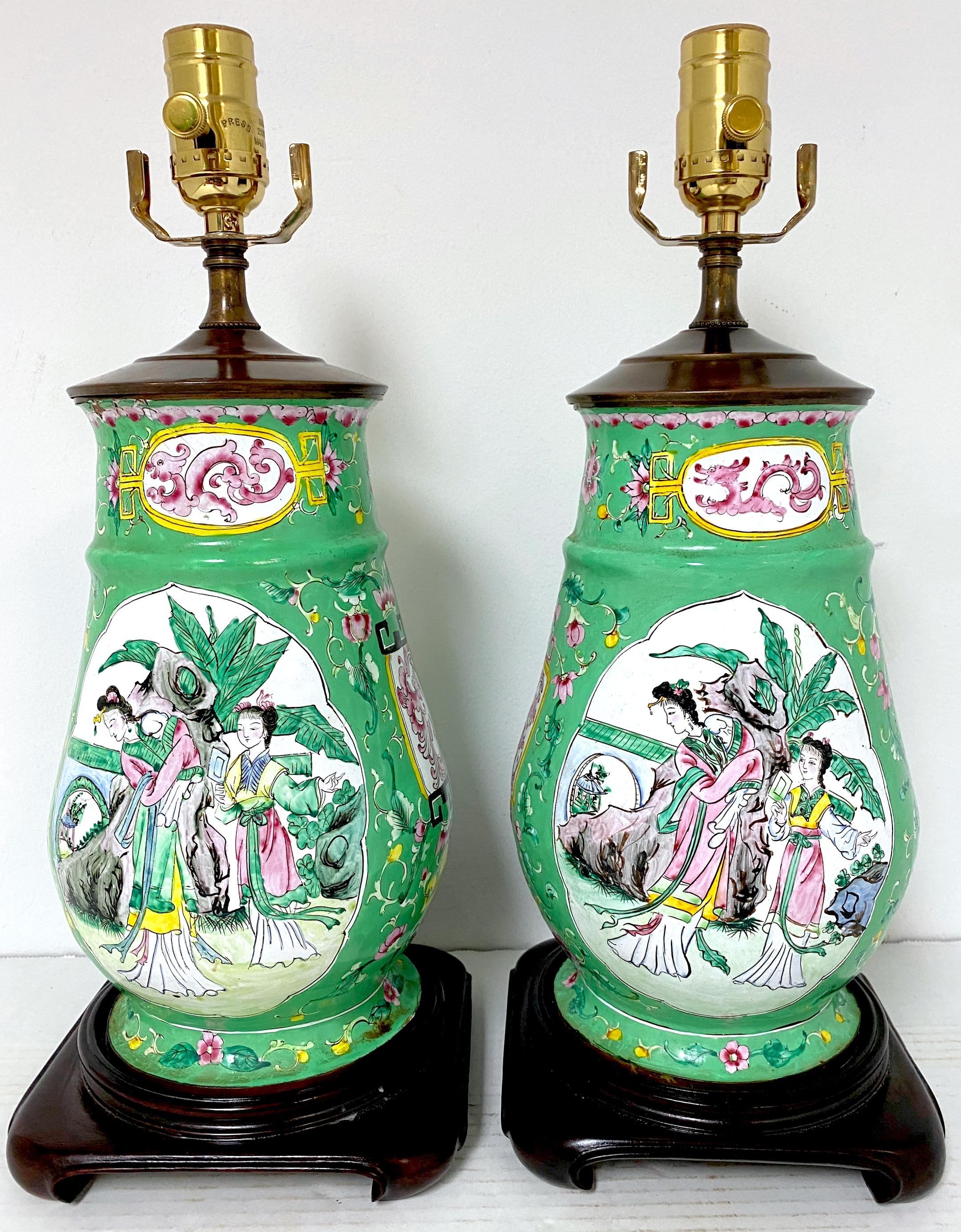 Paire de vases à motifs mandarins et oiseaux de Canton du 20ème siècle  

Paire de vases en émail de Canton du 20e siècle à motif de mandarins et d'oiseaux, transformés en lampes. Ces vases enchanteurs sont décorés d'émaux de Canton sur fond vert