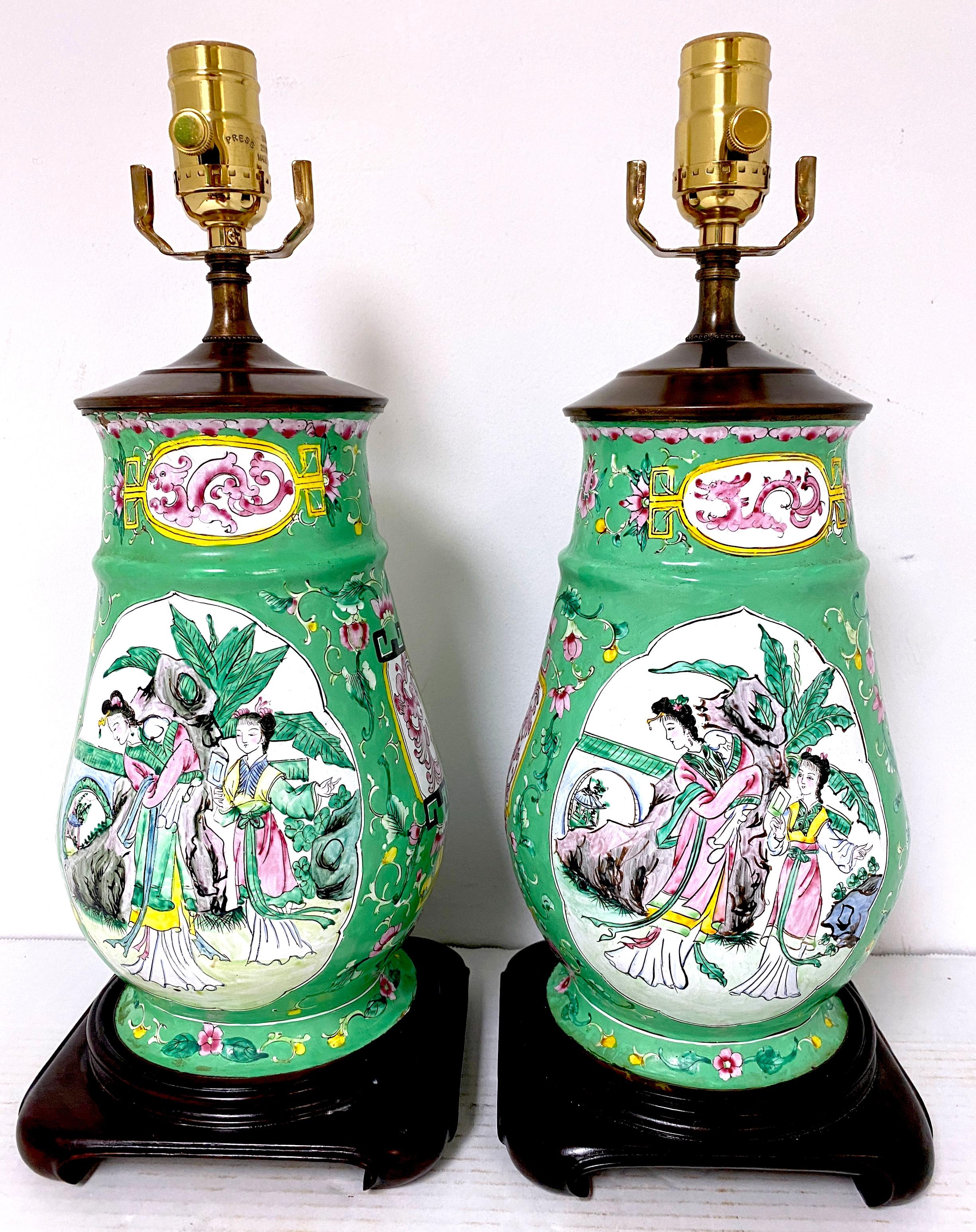 Paar kantonische Emaille-Vasen mit Mandarin- und Vogelmotiv aus dem 20. Jahrhundert, jetzt als Lampen (Chinesisch) im Angebot
