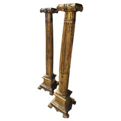 Pareja de Columnas Acanaladas de Madera Dorada Tallada del Siglo XX con Pies de Pata