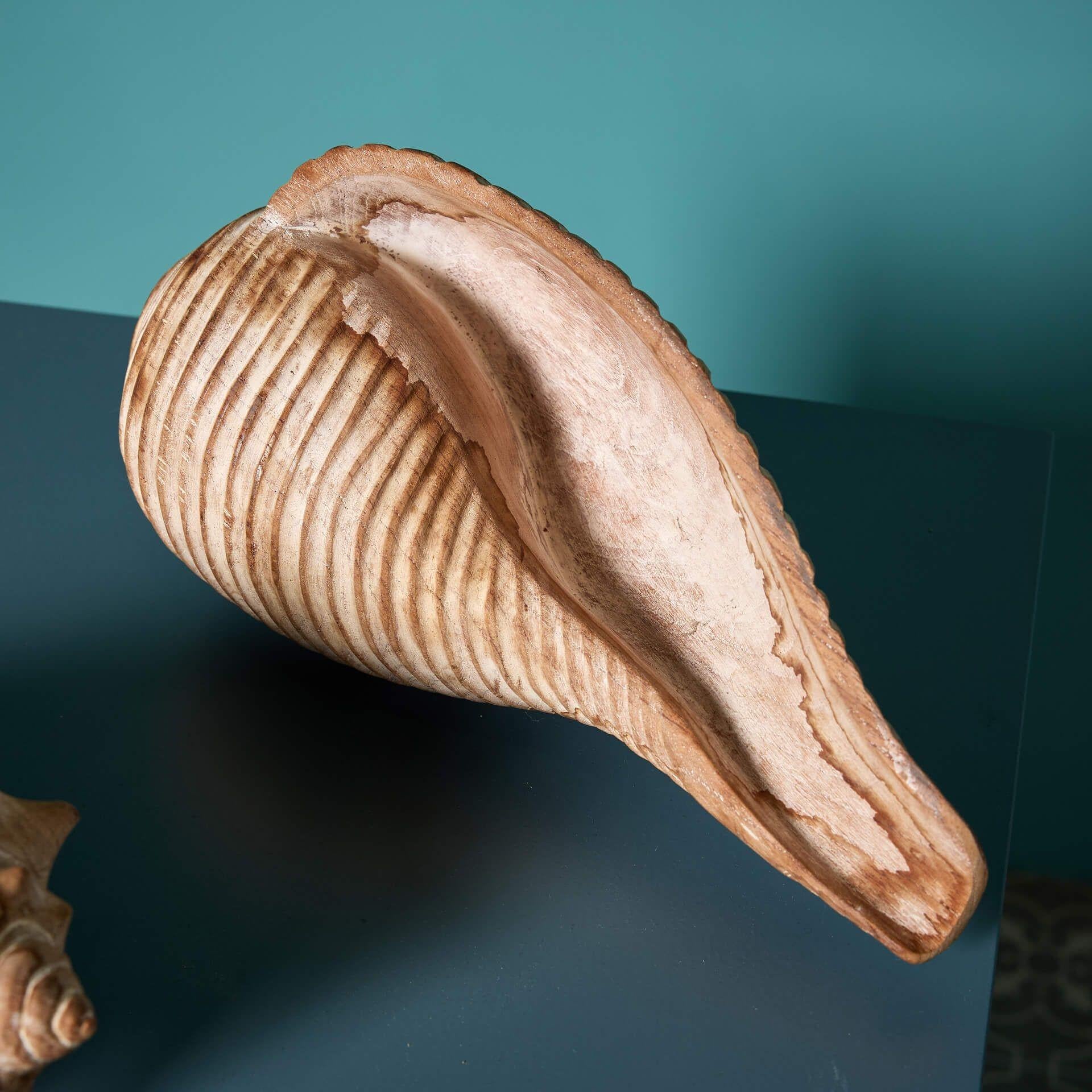 Pareja de caracolas de madera dura tallada del siglo XX Madera en venta