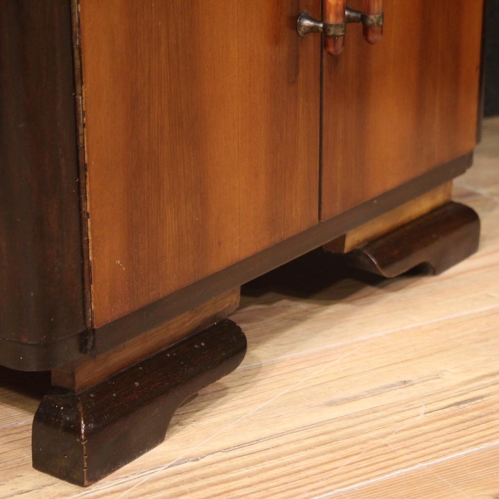 Pair of 20th Century Carved Wood Italian Art Deco Style Bedside Tables, 1950 In condizioni buone in vendita a Vicoforte, Piedmont