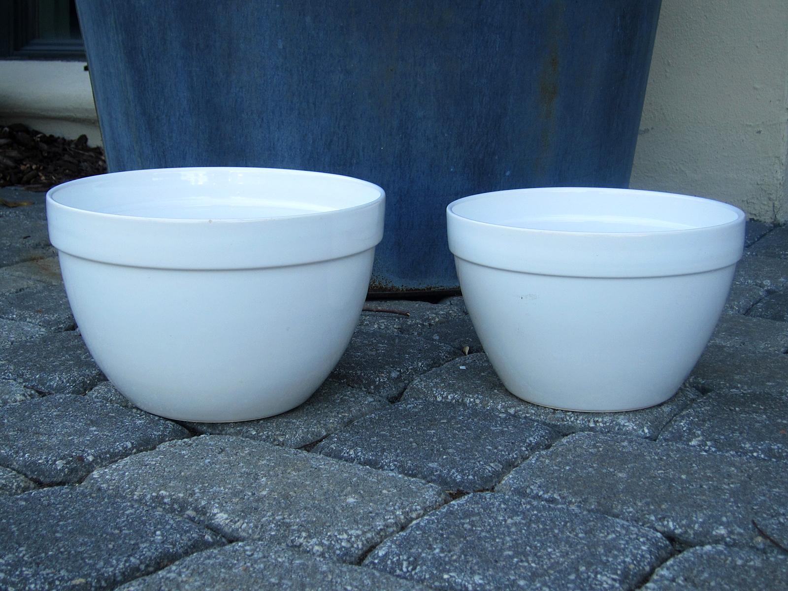 Pair of 20th Century Ceramic White Bowls For Sale 11