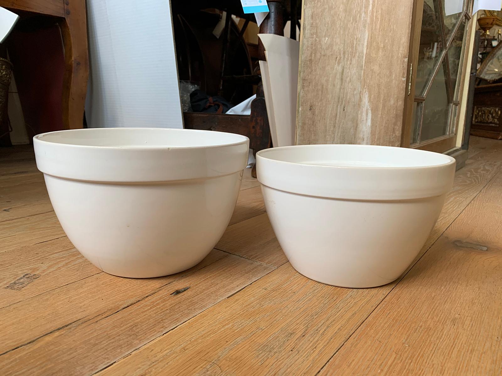 Pair of 20th century ceramic white bowls
Measures: Larger 10